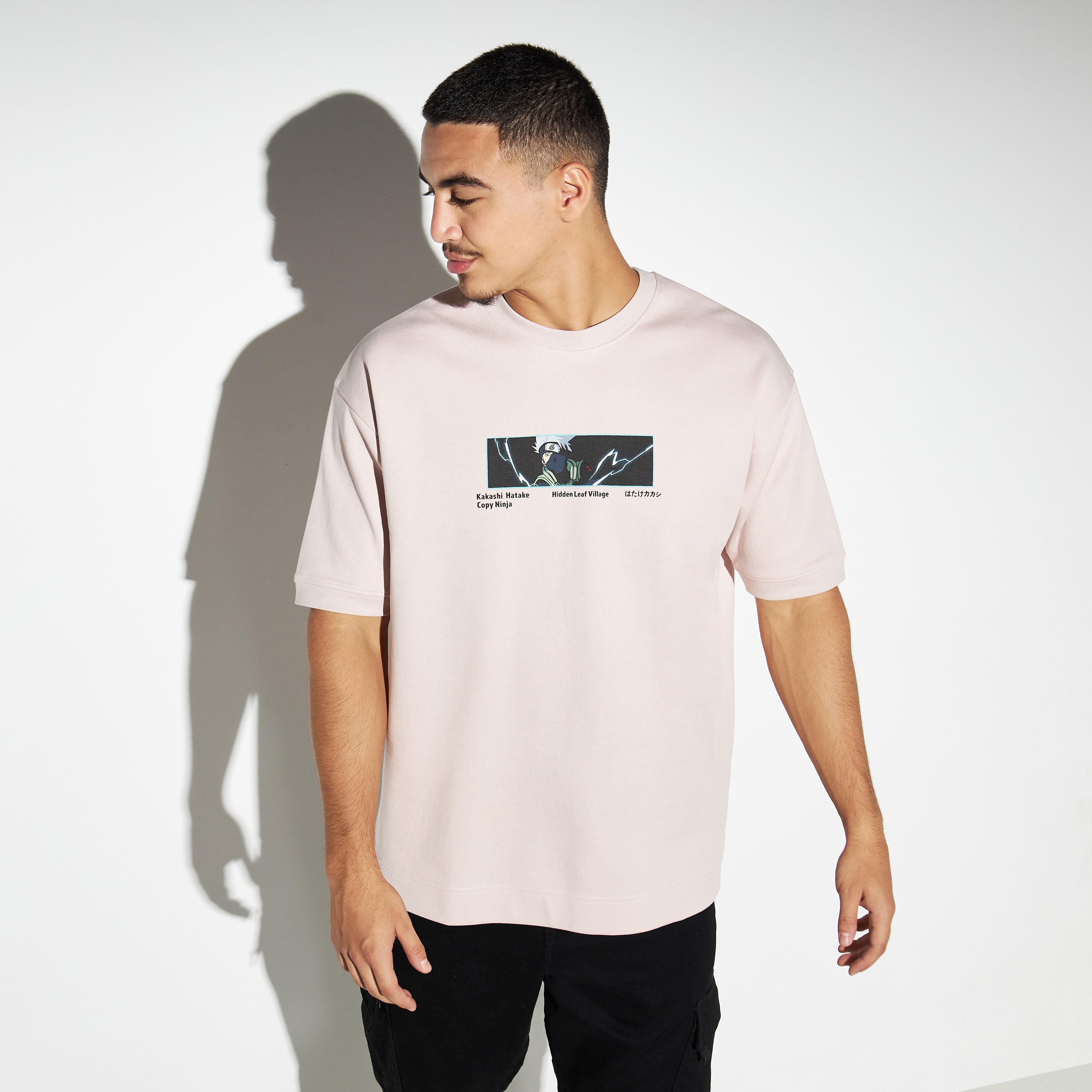 تيشيرت بياقة ضيقة وأكمام قصيرة وطبعات كاكاشي هاتاكي-men-clothing-tshirtsandpolos-tshirts-image-1
