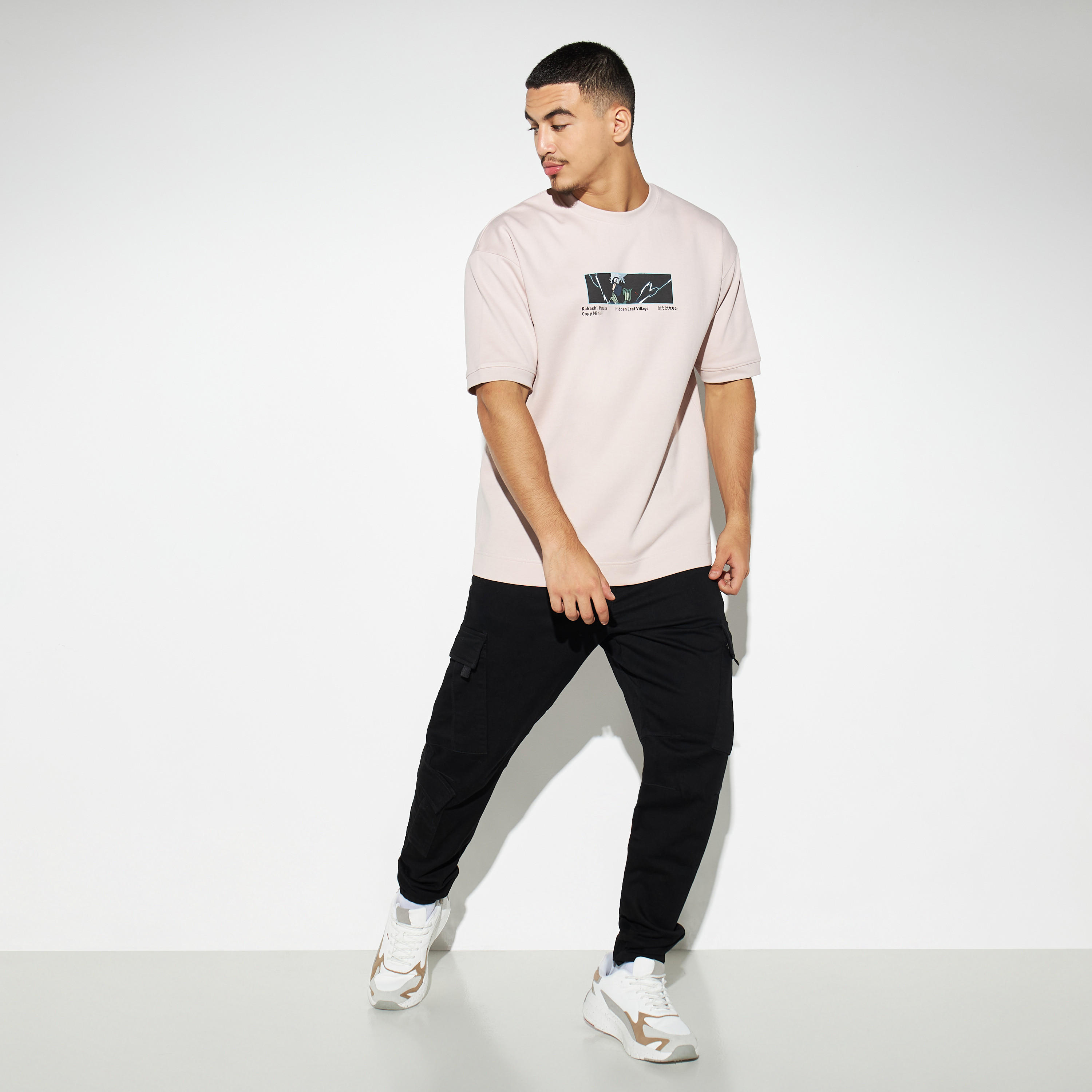 تيشيرت بياقة ضيقة وأكمام قصيرة وطبعات كاكاشي هاتاكي-men-clothing-tshirtsandpolos-tshirts-image-2