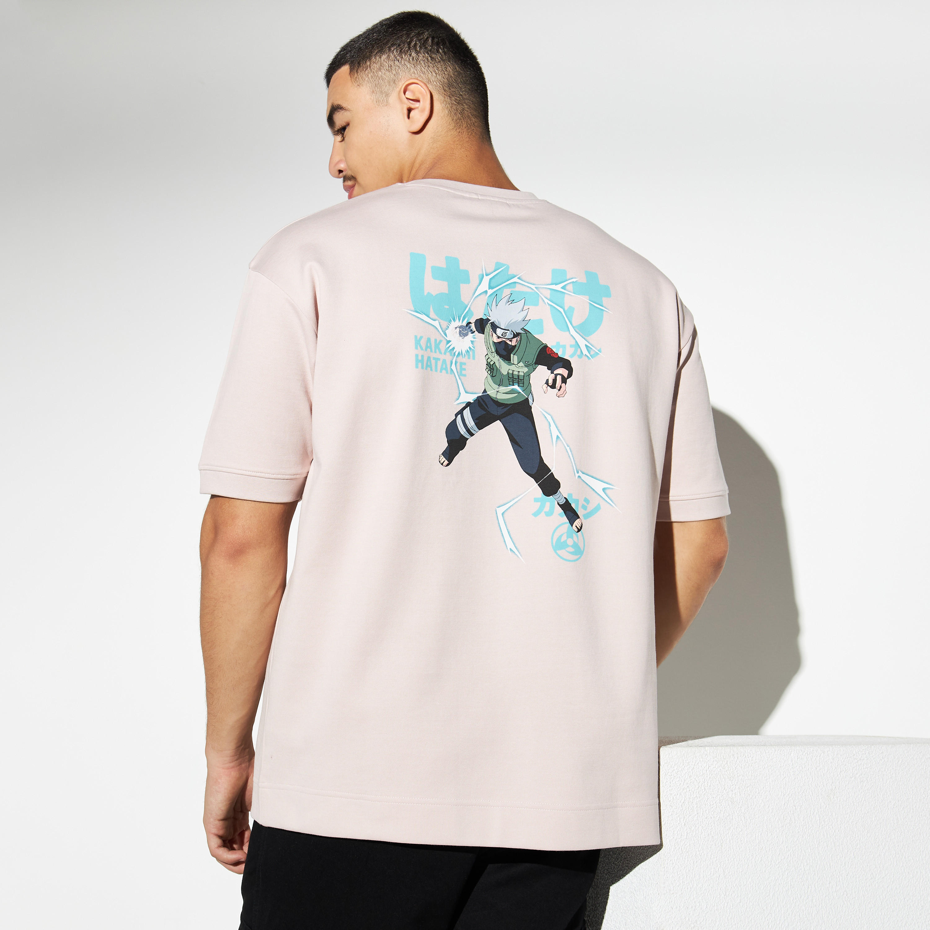 تيشيرت بياقة ضيقة وأكمام قصيرة وطبعات كاكاشي هاتاكي-men-clothing-tshirtsandpolos-tshirts-image-3