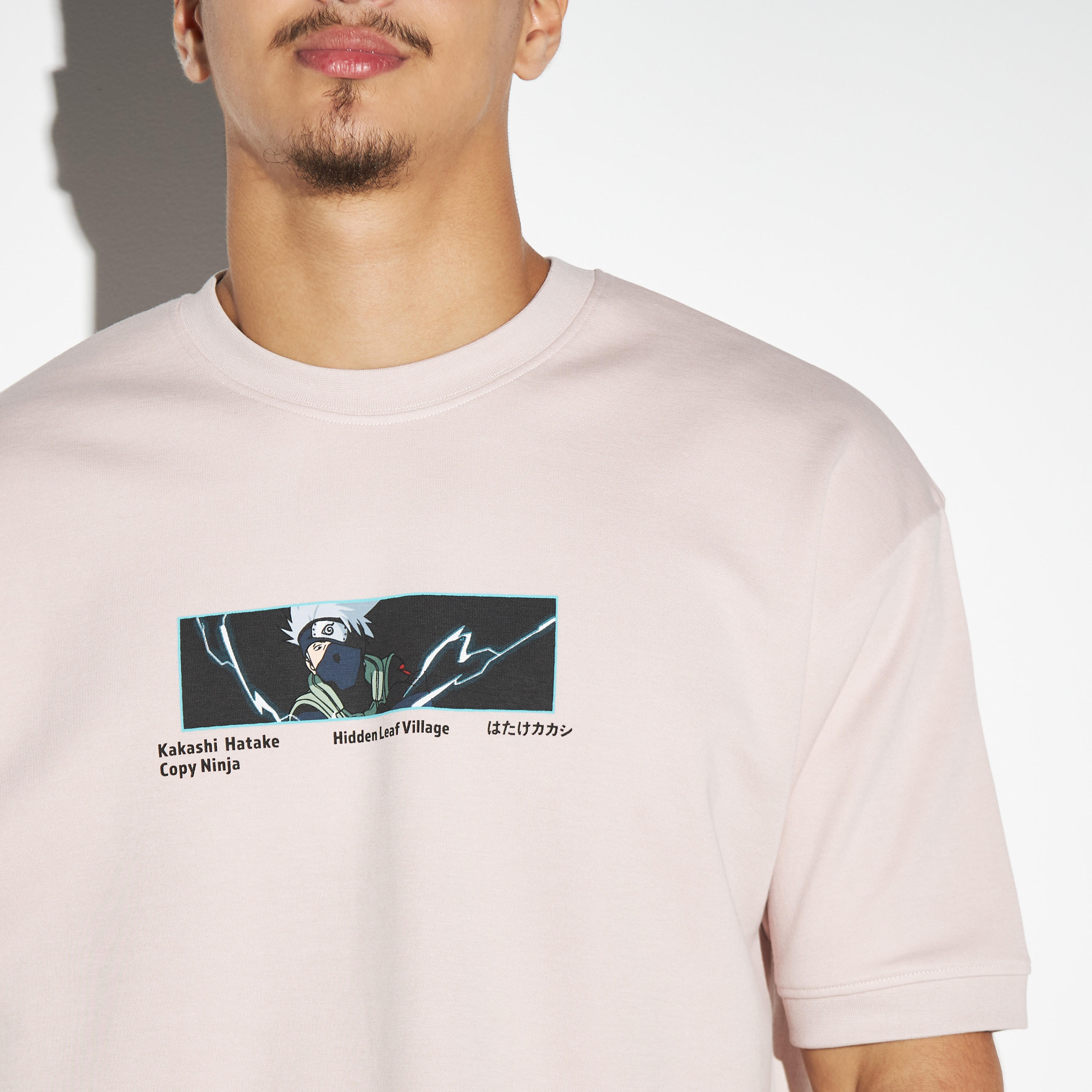 تيشيرت بياقة ضيقة وأكمام قصيرة وطبعات كاكاشي هاتاكي-men-clothing-tshirtsandpolos-tshirts-image-4