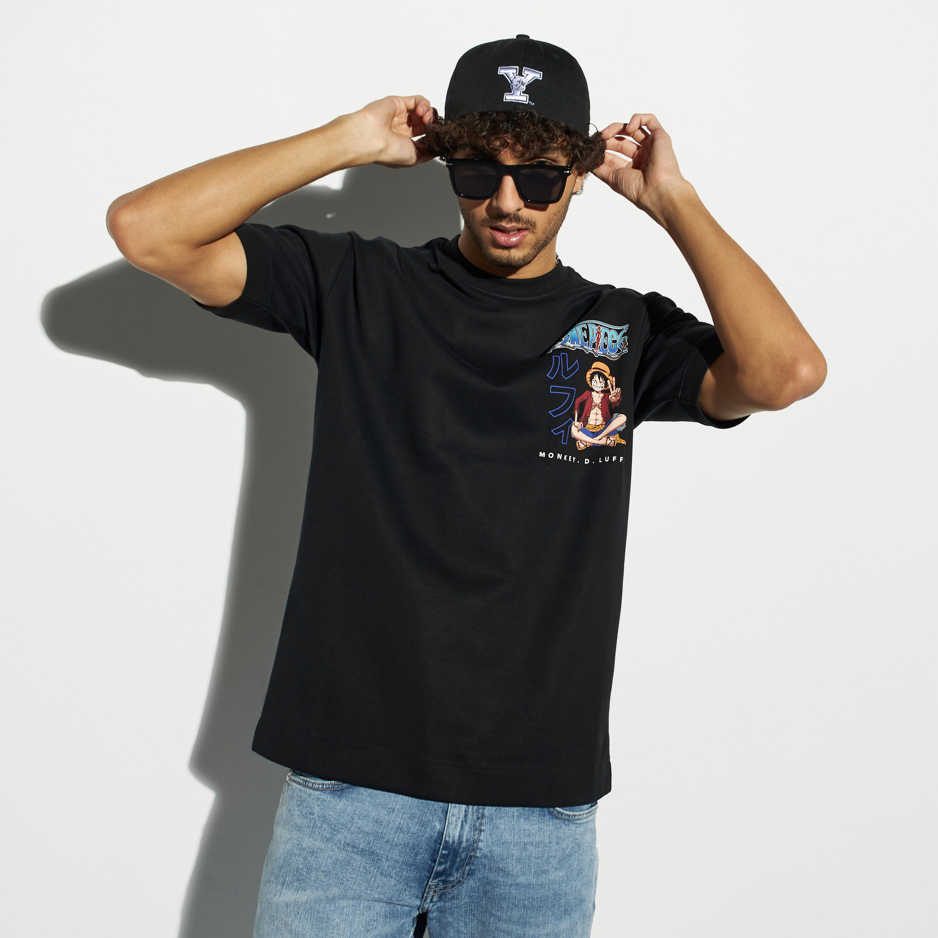 تيشيرت بياقة ضيقة وأكمام قصيرة وطبعات جرافيك-men-clothing-tshirtsandpolos-tshirts-image-1