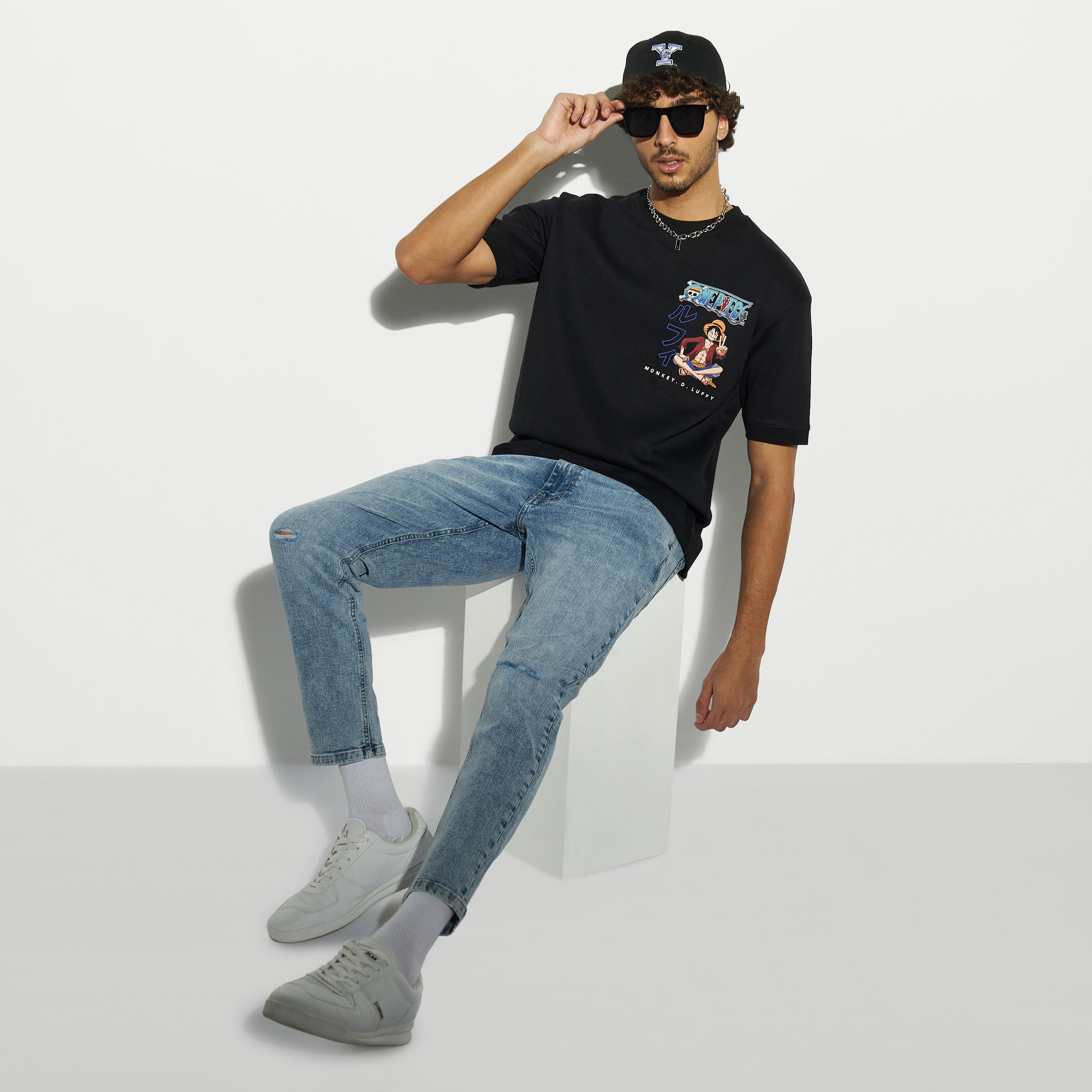 تيشيرت بياقة ضيقة وأكمام قصيرة وطبعات جرافيك-men-clothing-tshirtsandpolos-tshirts-image-2