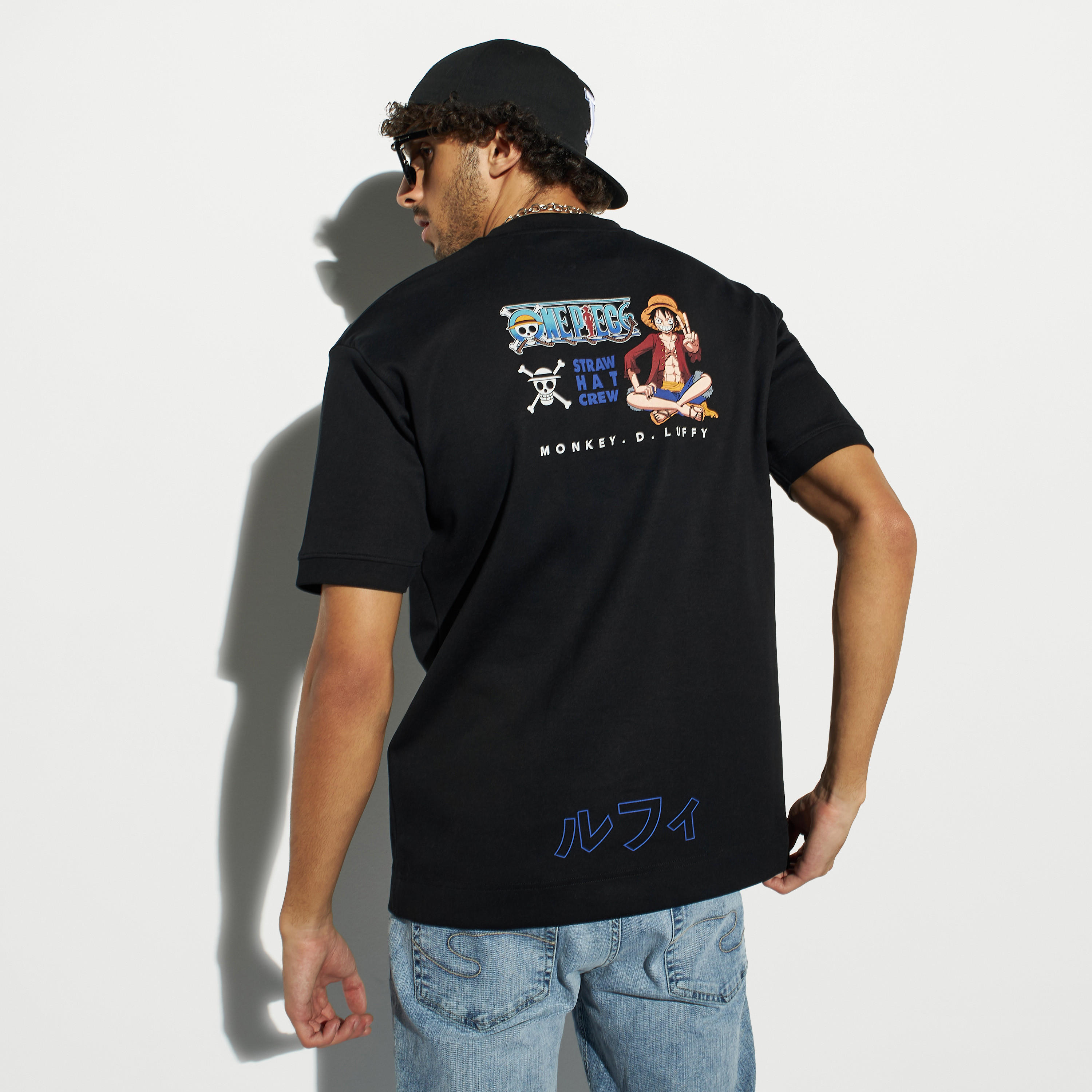 تيشيرت بياقة ضيقة وأكمام قصيرة وطبعات جرافيك-men-clothing-tshirtsandpolos-tshirts-image-3