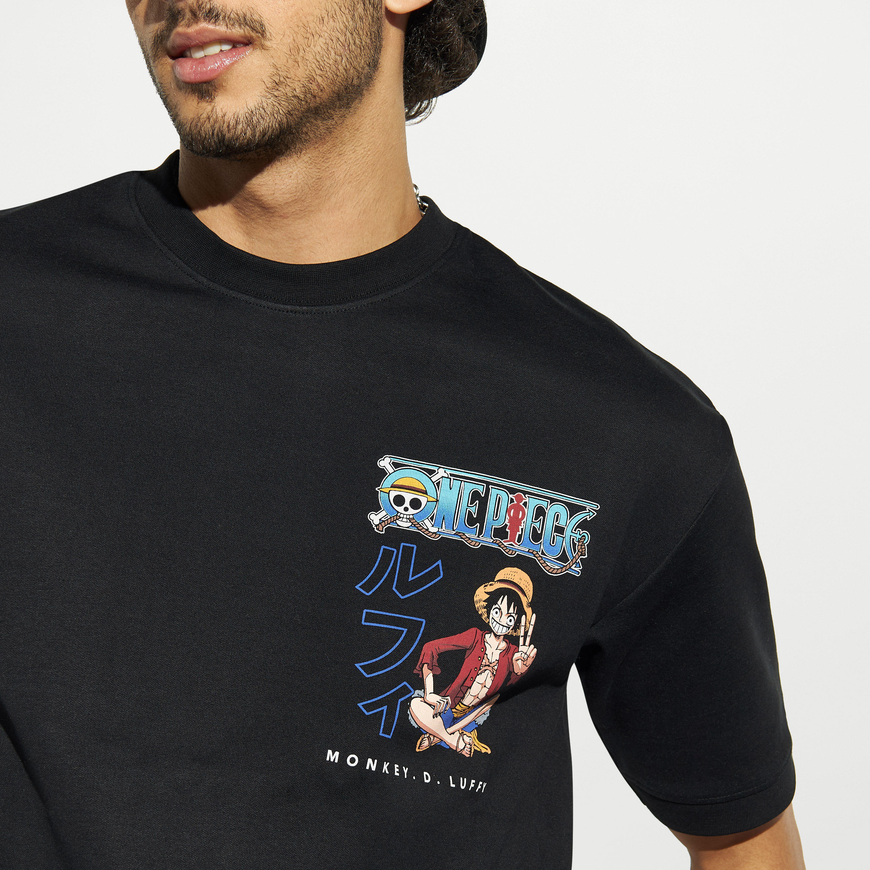 تيشيرت بياقة ضيقة وأكمام قصيرة وطبعات جرافيك-men-clothing-tshirtsandpolos-tshirts-image-4
