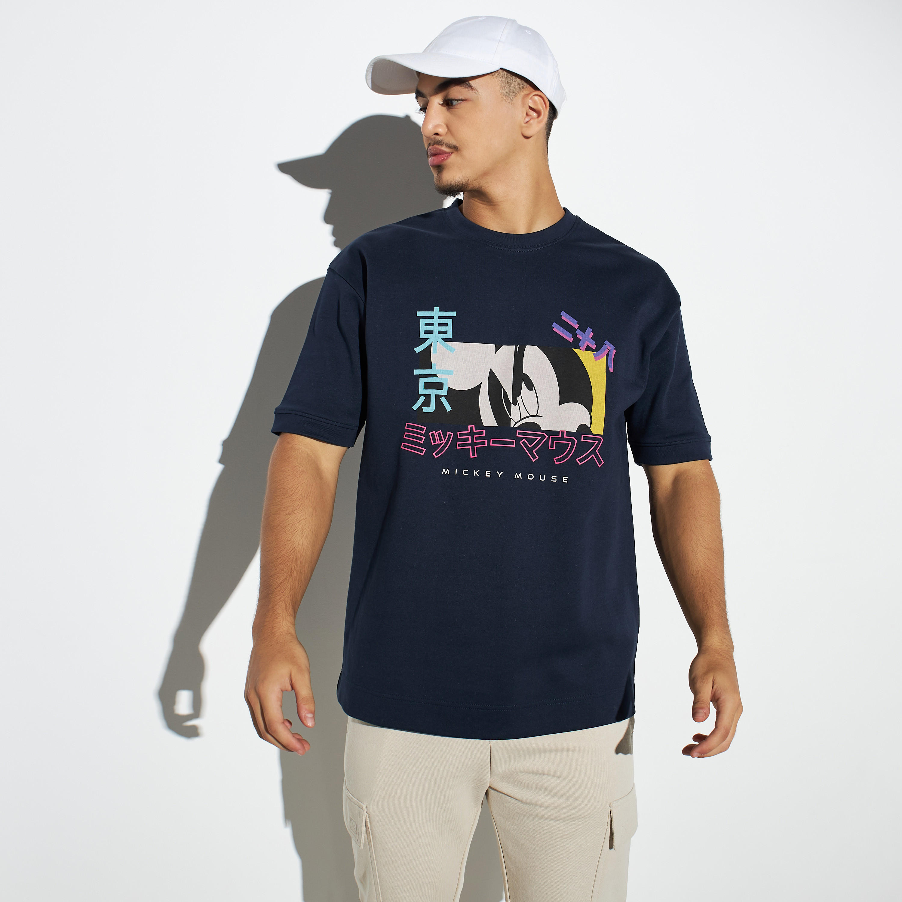 تيشيرت بياقة ضيّقة وأكمام قصيرة وطبعات ميكي ماوس-men-clothing-tshirtsandpolos-tshirts-image-1