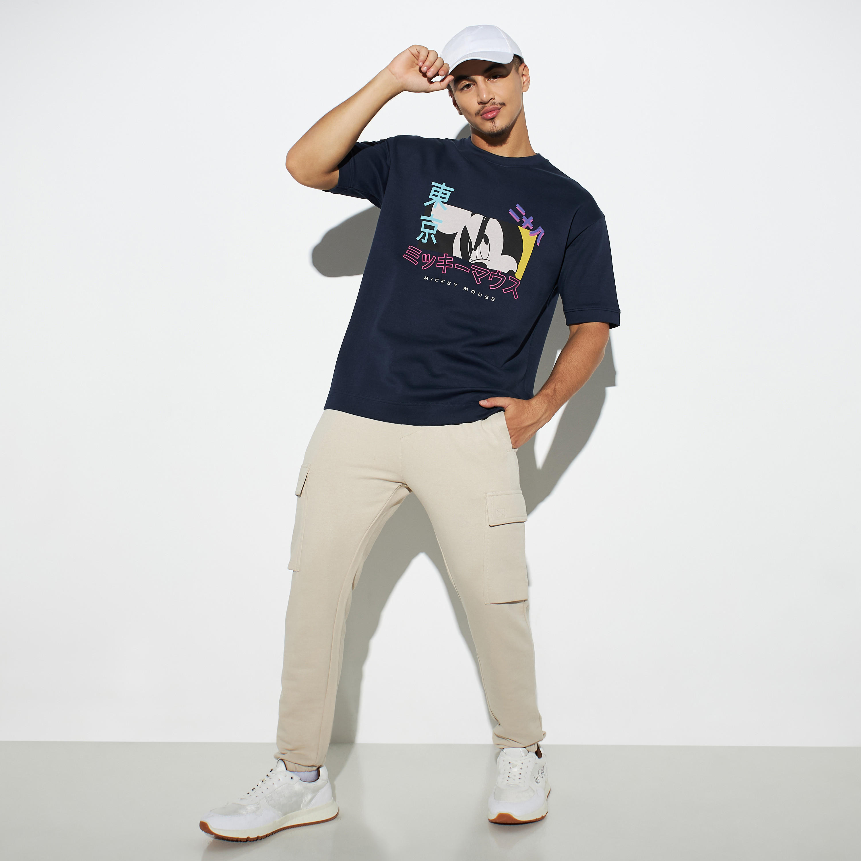 تيشيرت بياقة ضيّقة وأكمام قصيرة وطبعات ميكي ماوس-men-clothing-tshirtsandpolos-tshirts-image-2