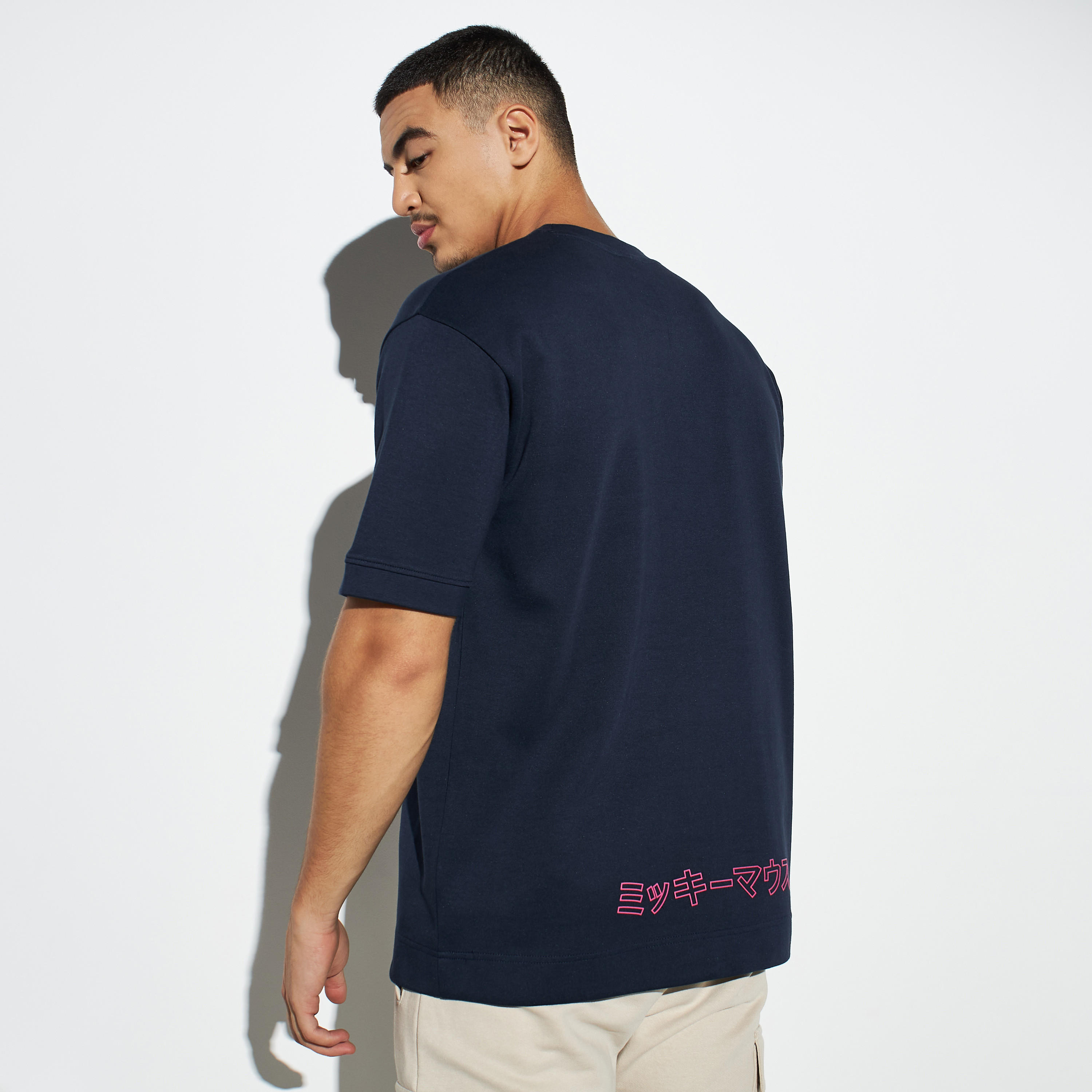 تيشيرت بياقة ضيّقة وأكمام قصيرة وطبعات ميكي ماوس-men-clothing-tshirtsandpolos-tshirts-image-3