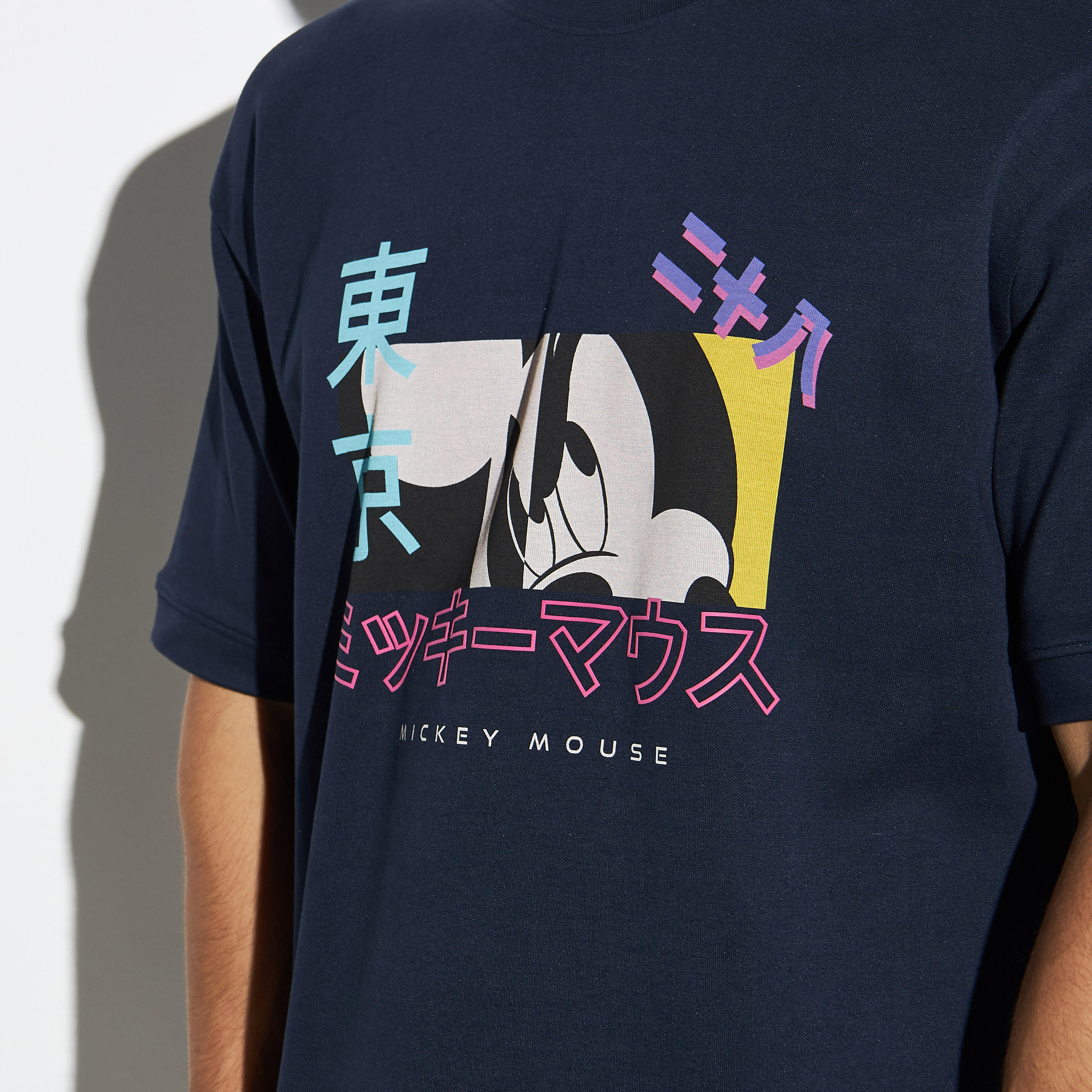 تيشيرت بياقة ضيّقة وأكمام قصيرة وطبعات ميكي ماوس-men-clothing-tshirtsandpolos-tshirts-image-4