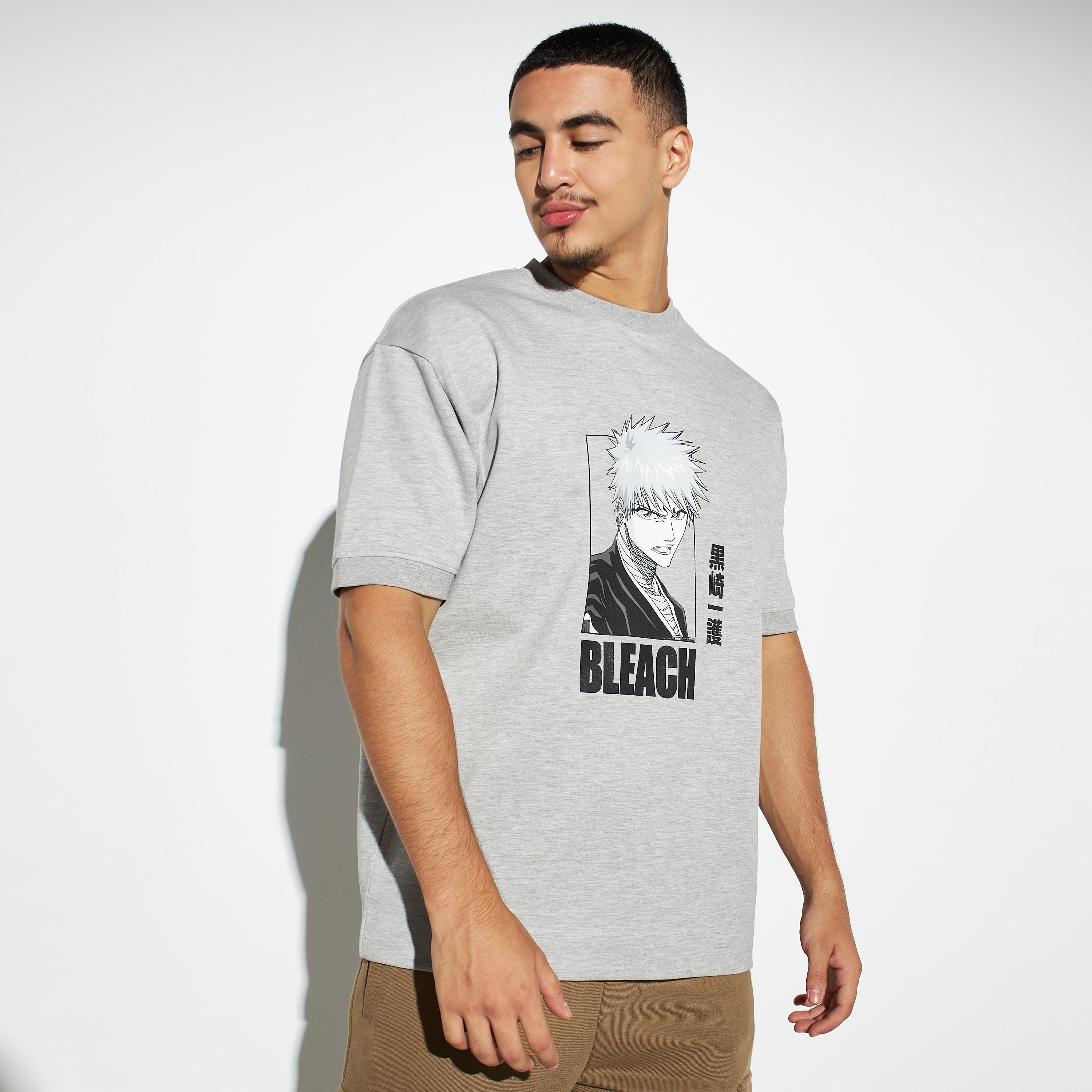 تيشيرت بياقة ضيقة وأكمام قصيرة وطبعات-men-clothing-tshirtsandpolos-tshirts-image-1