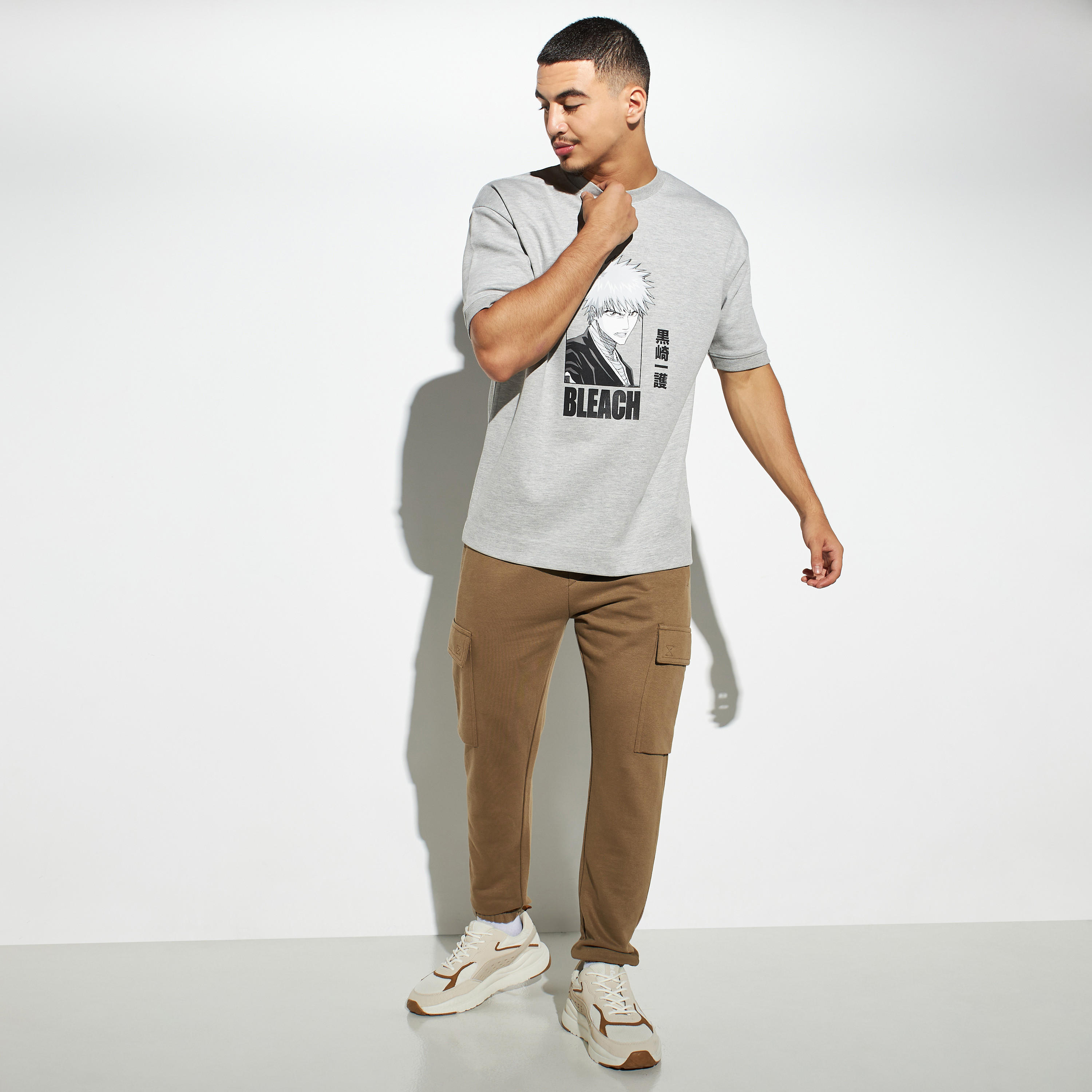 تيشيرت بياقة ضيقة وأكمام قصيرة وطبعات-men-clothing-tshirtsandpolos-tshirts-image-2