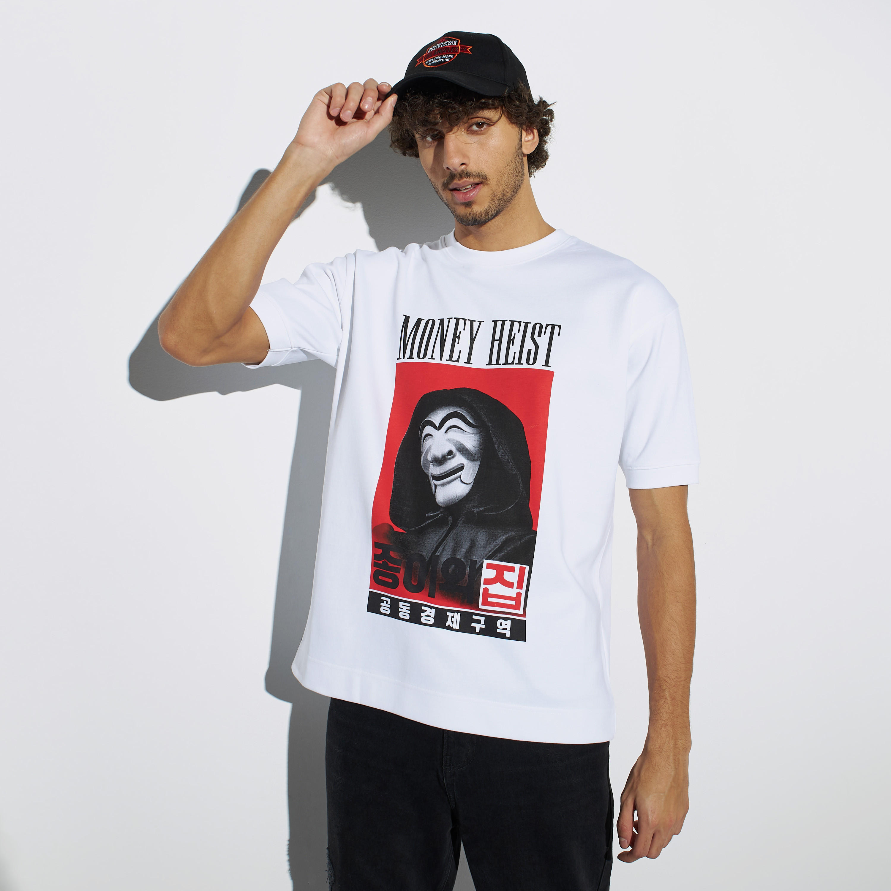 تيشيرت بياقة ضيقة وأكمام قصيرة وطبعات-men-clothing-tshirtsandpolos-tshirts-image-1