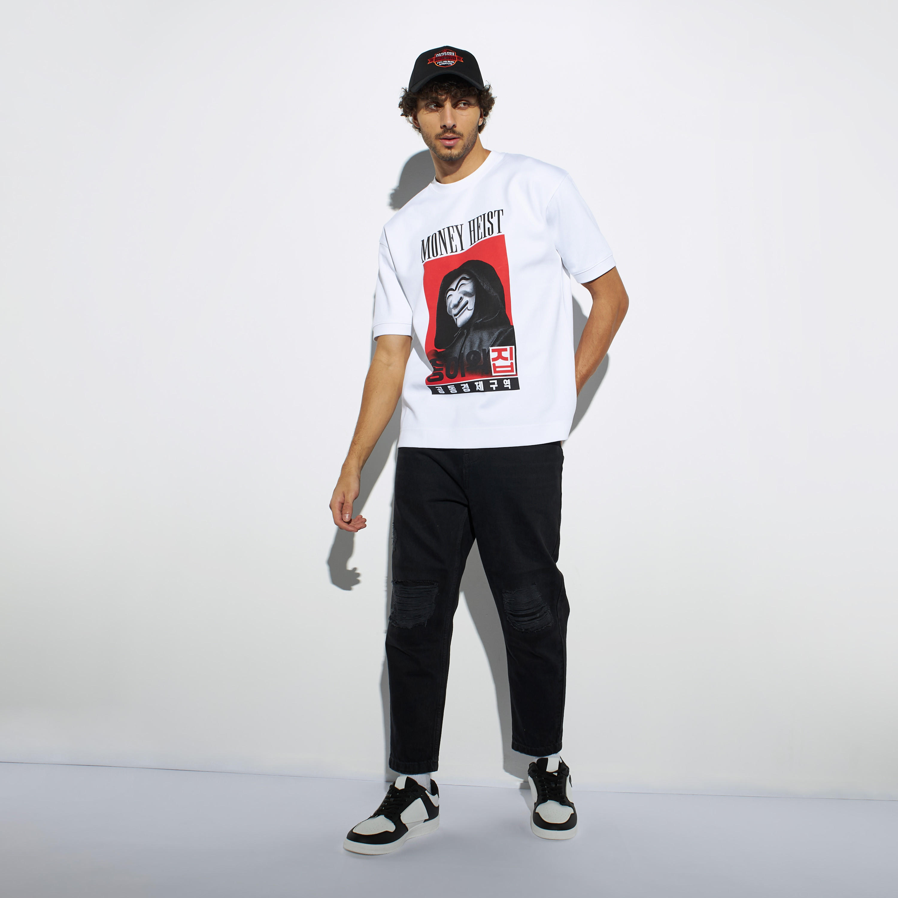 تيشيرت بياقة ضيقة وأكمام قصيرة وطبعات-men-clothing-tshirtsandpolos-tshirts-image-2
