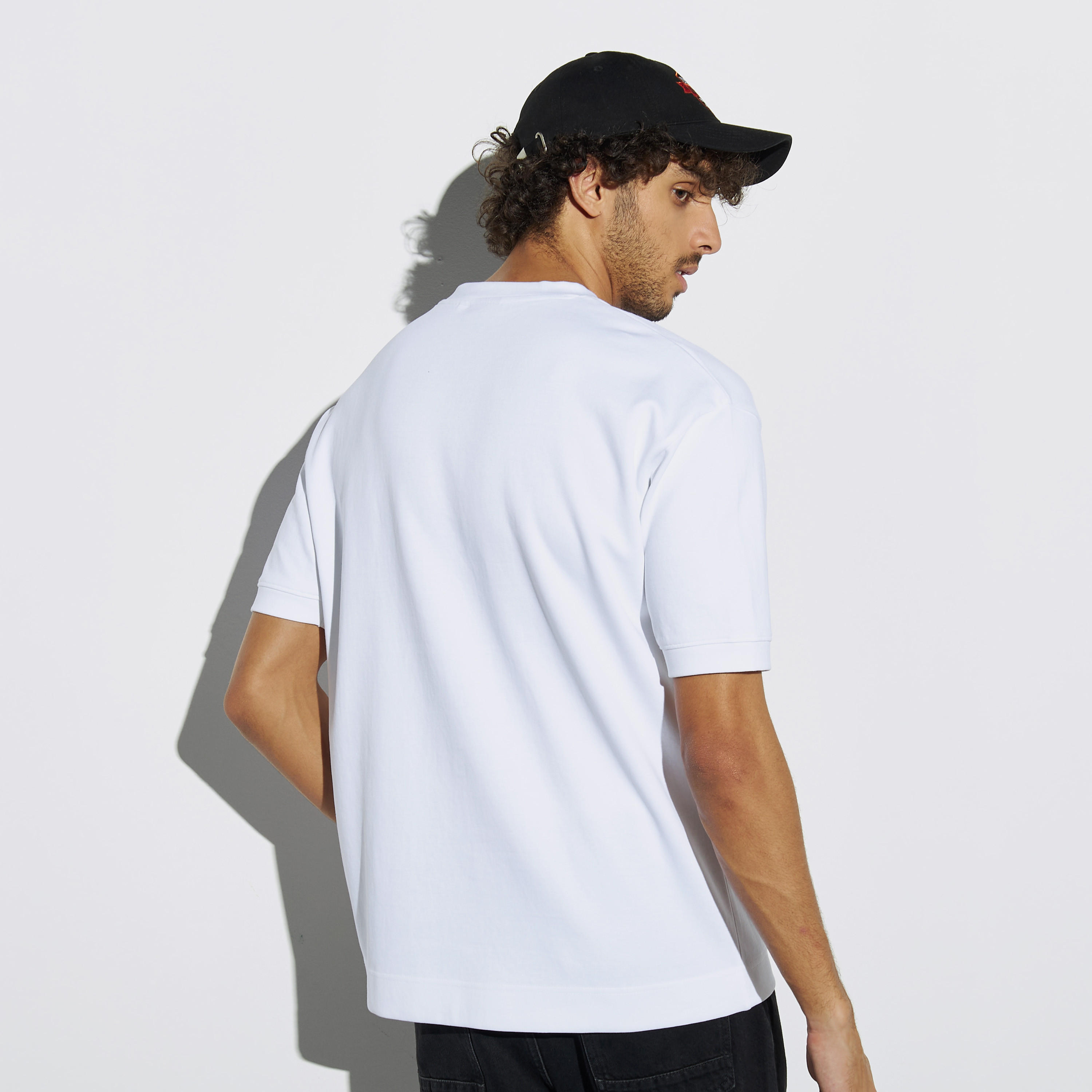 تيشيرت بياقة ضيقة وأكمام قصيرة وطبعات-men-clothing-tshirtsandpolos-tshirts-image-3