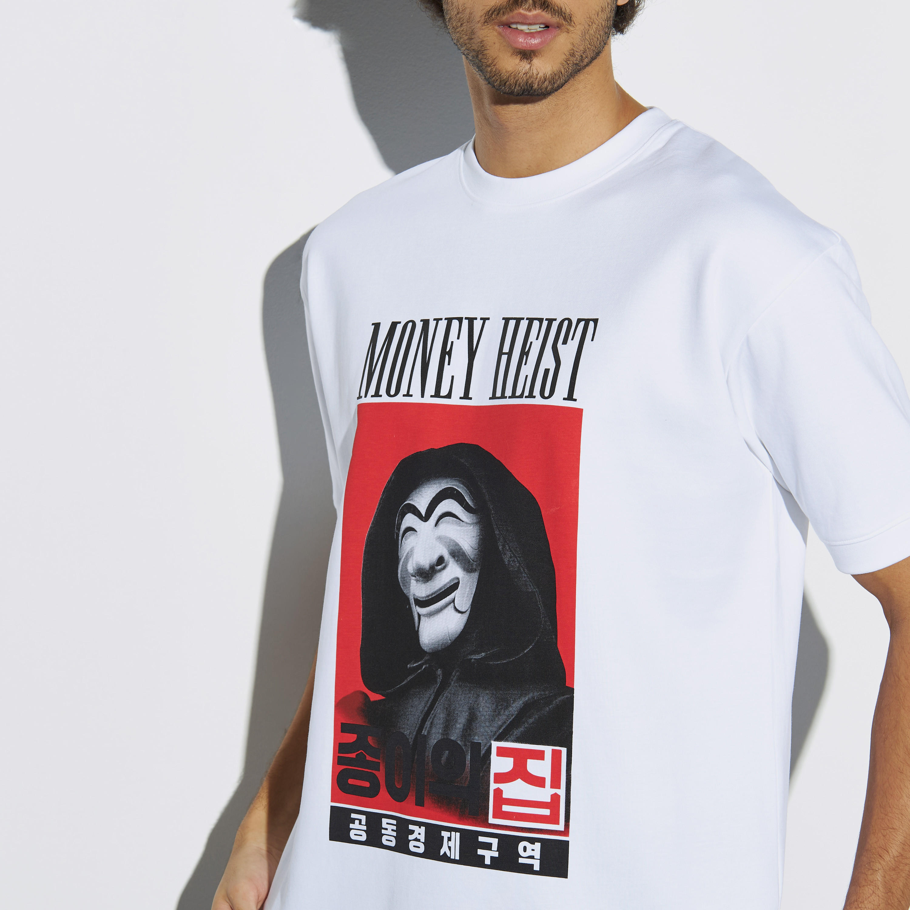 تيشيرت بياقة ضيقة وأكمام قصيرة وطبعات-men-clothing-tshirtsandpolos-tshirts-image-4