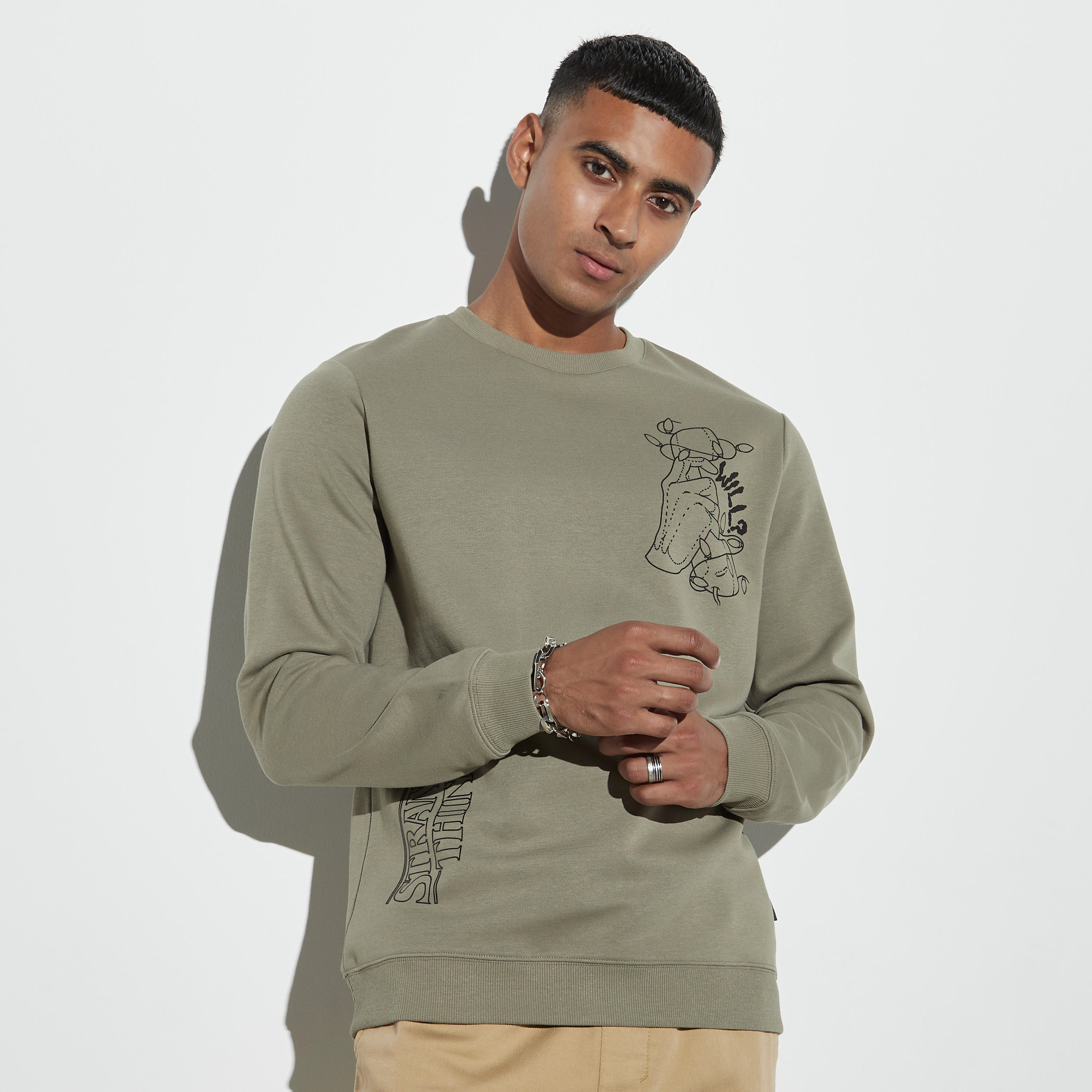 سويت شيرت بطبعات وياقة ضيقة وأكمام طويلة-men-winterwear-hoodiesandsweatshirts-image-3