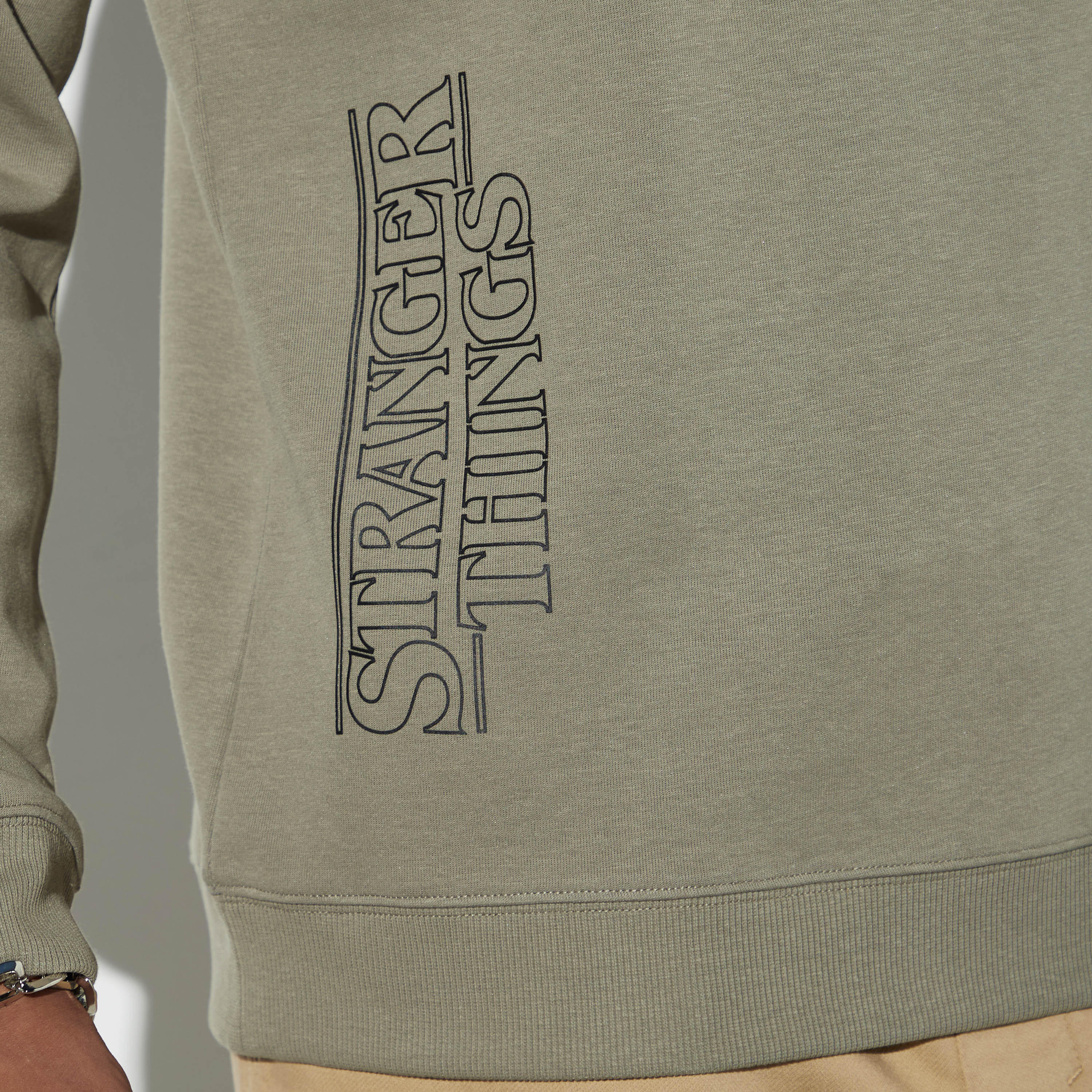سويت شيرت بطبعات وياقة ضيقة وأكمام طويلة-men-winterwear-hoodiesandsweatshirts-image-5