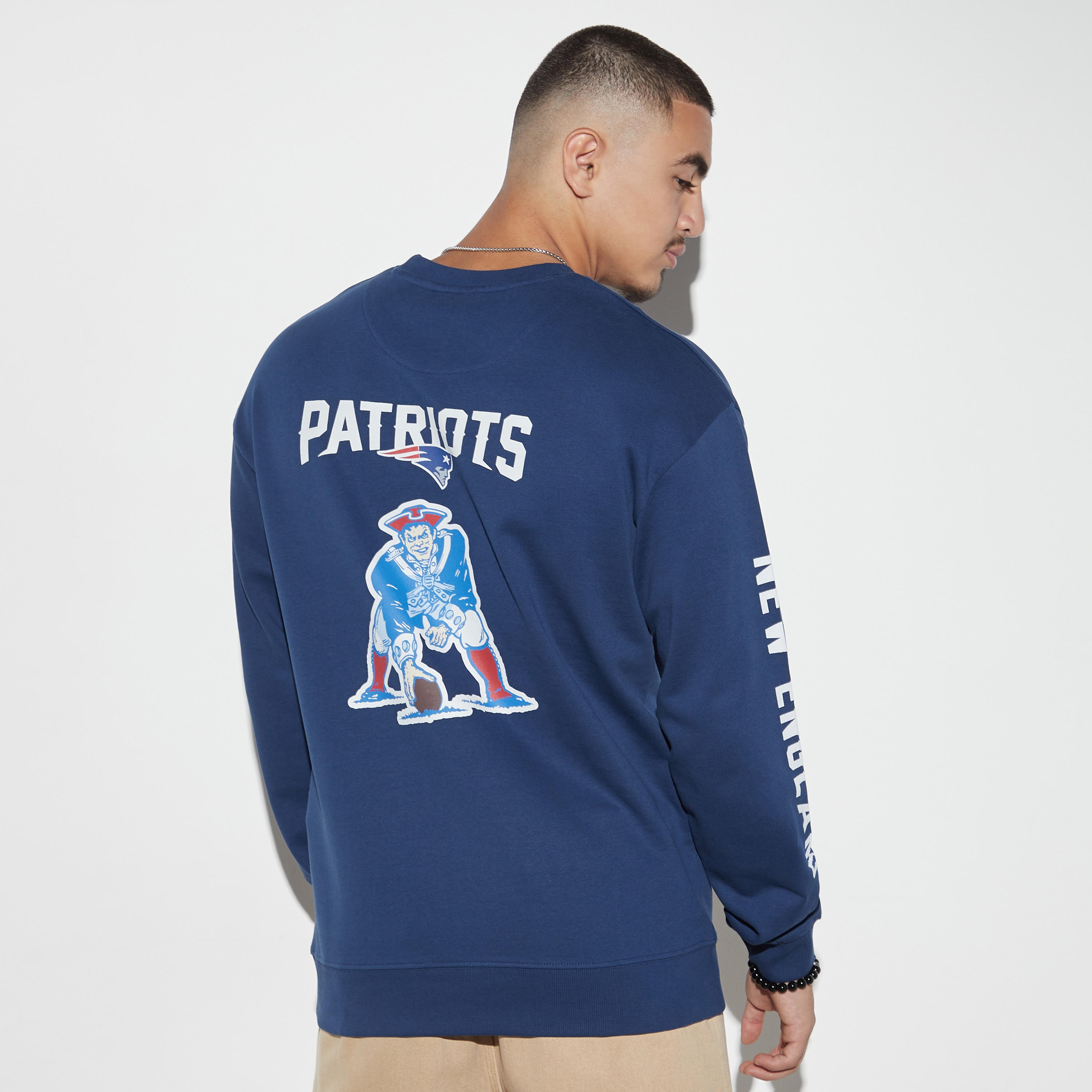 سويت بياقة مستديرة وأكمام منسدلة وطبعات-men-winterwear-hoodiesandsweatshirts-image-1