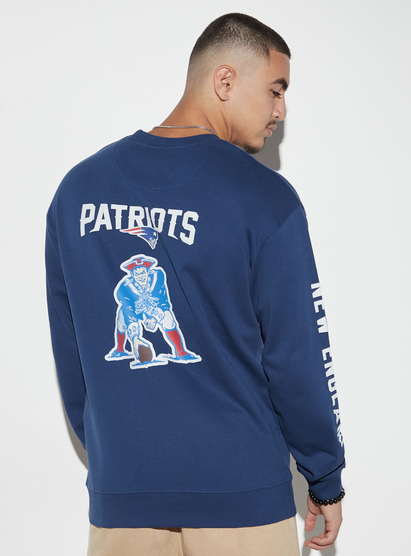 سويت بياقة مستديرة وأكمام منسدلة وطبعات-men-winterwear-hoodiesandsweatshirts-image-1