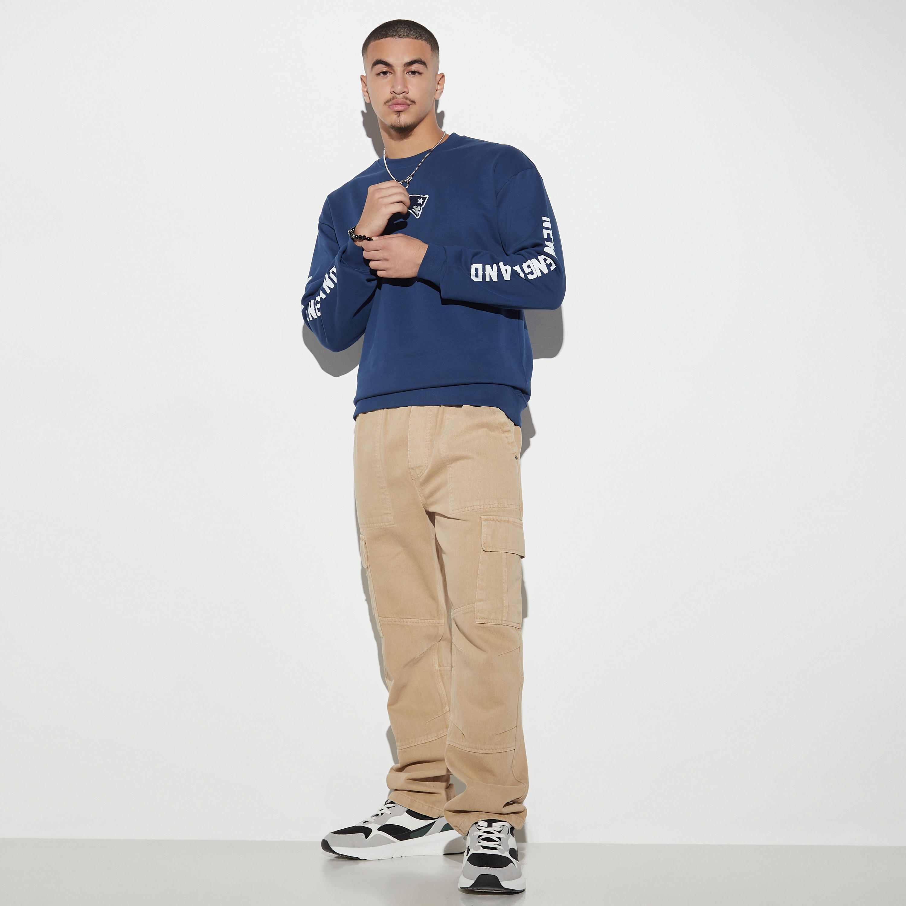 سويت بياقة مستديرة وأكمام منسدلة وطبعات-men-winterwear-hoodiesandsweatshirts-image-2