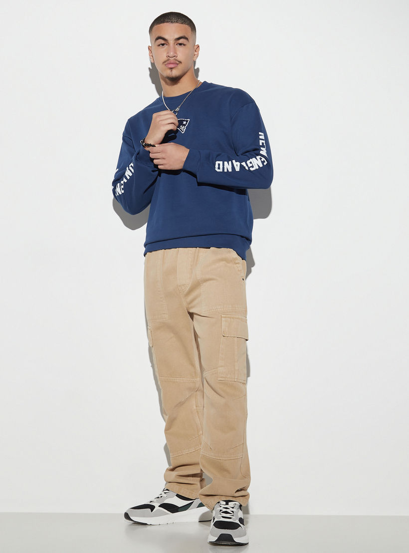 سويت بياقة مستديرة وأكمام منسدلة وطبعات-men-winterwear-hoodiesandsweatshirts-image-2