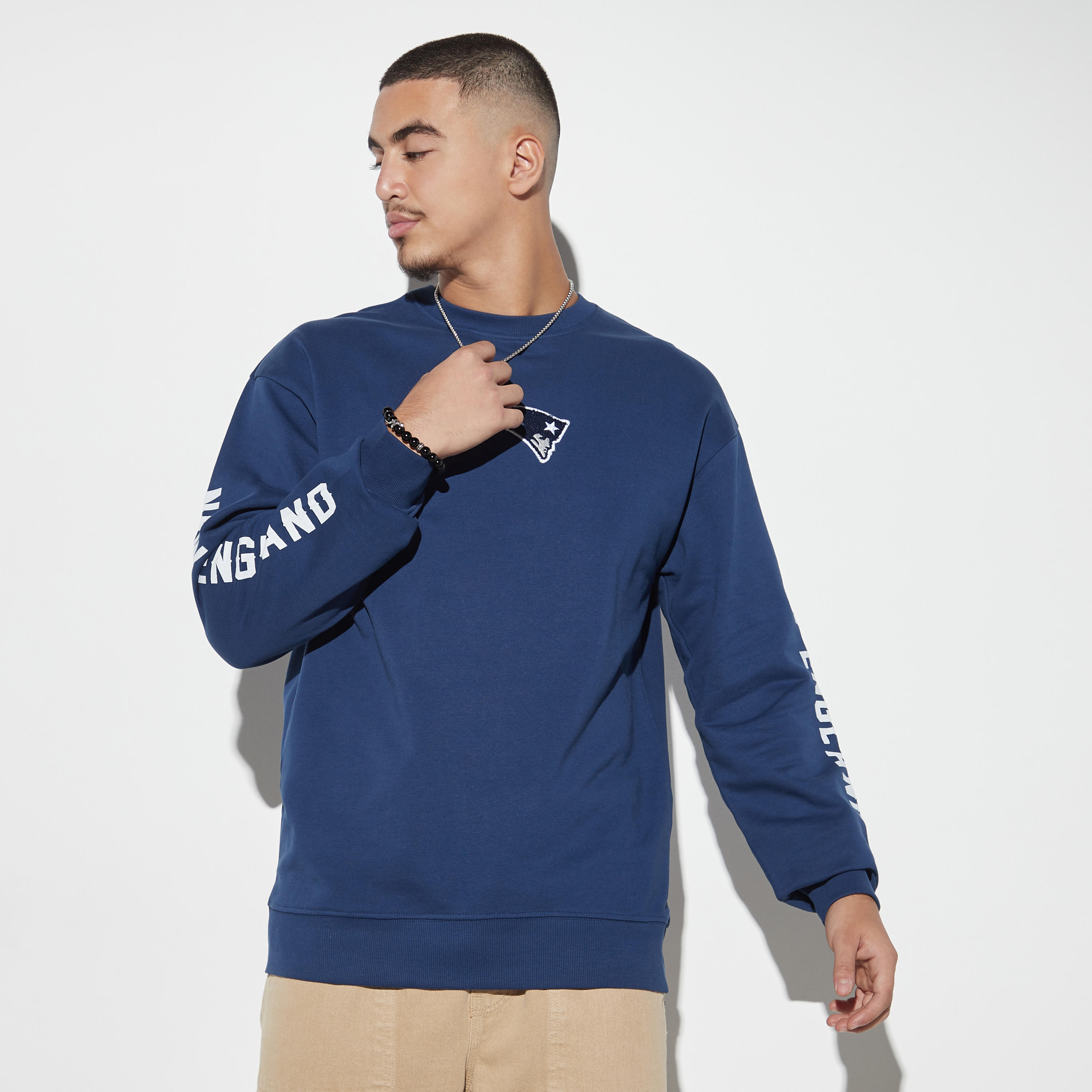 سويت بياقة مستديرة وأكمام منسدلة وطبعات-men-winterwear-hoodiesandsweatshirts-image-3