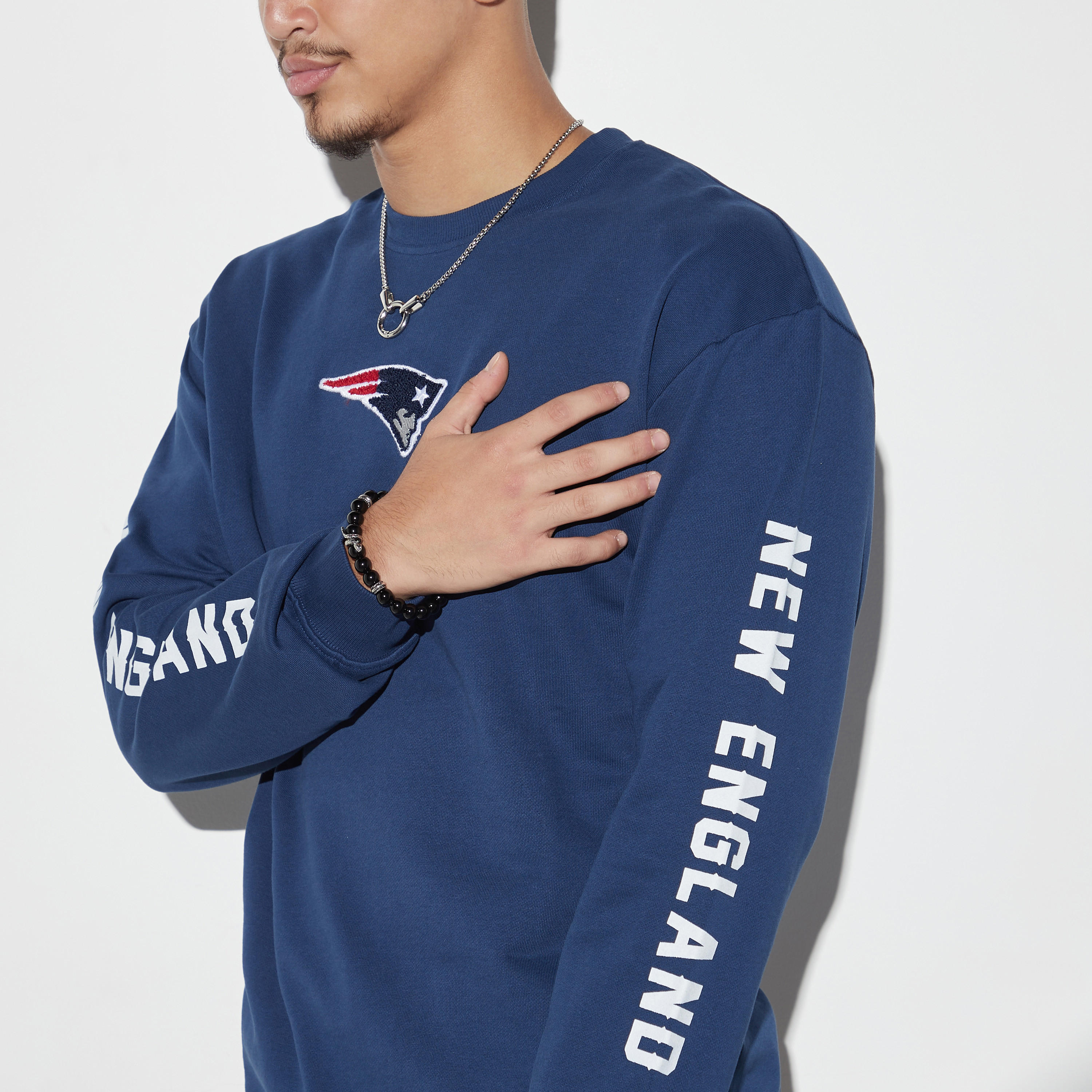 سويت بياقة مستديرة وأكمام منسدلة وطبعات-men-winterwear-hoodiesandsweatshirts-image-4