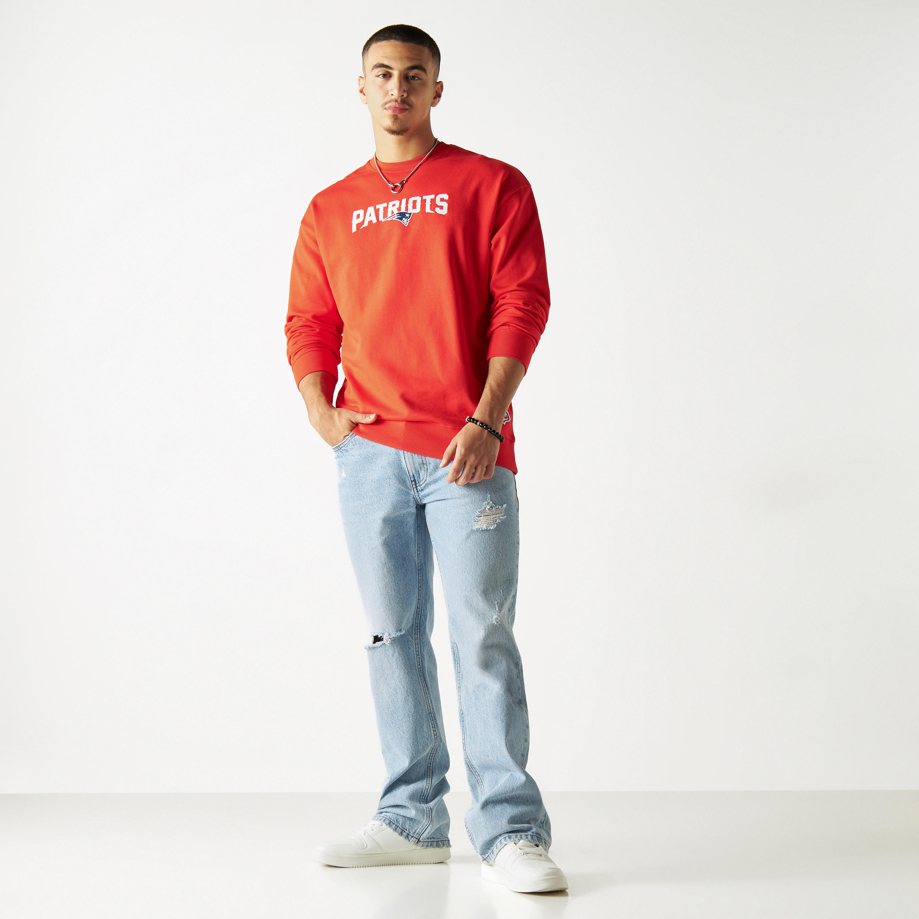 سويت شيرت مزيّن بياقة ضيقة وأكمام بأكتاف منسدلة-men-winterwear-hoodiesandsweatshirts-image-2
