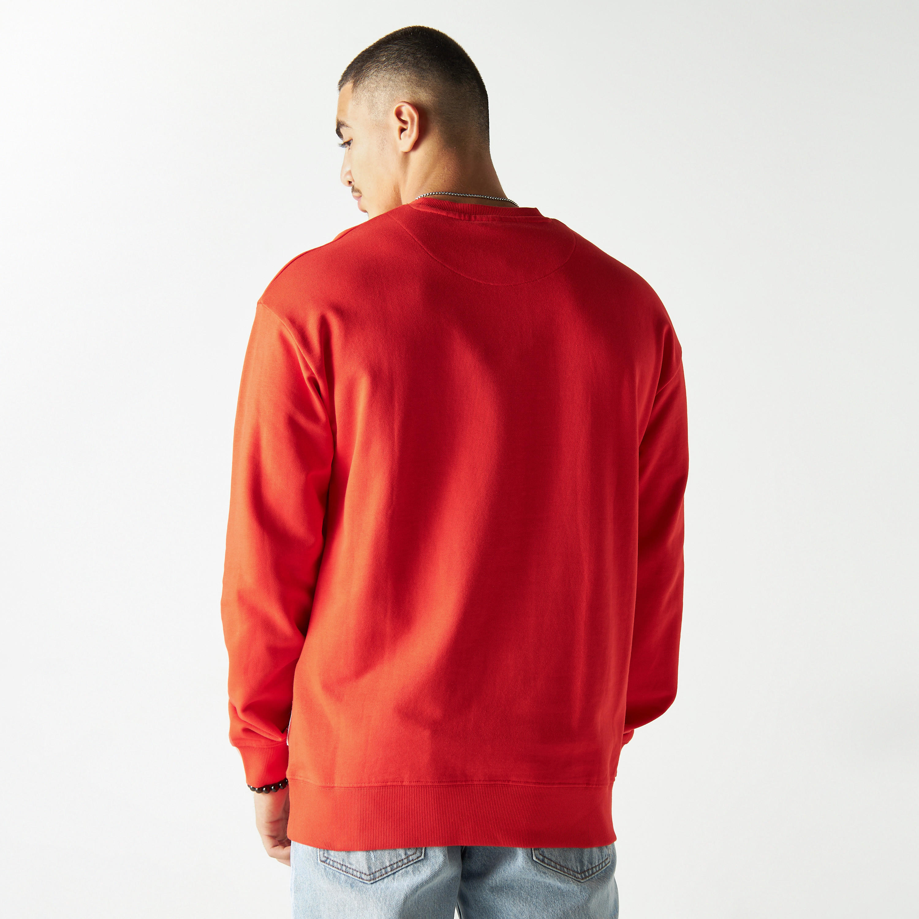 سويت شيرت مزيّن بياقة ضيقة وأكمام بأكتاف منسدلة-men-winterwear-hoodiesandsweatshirts-image-3
