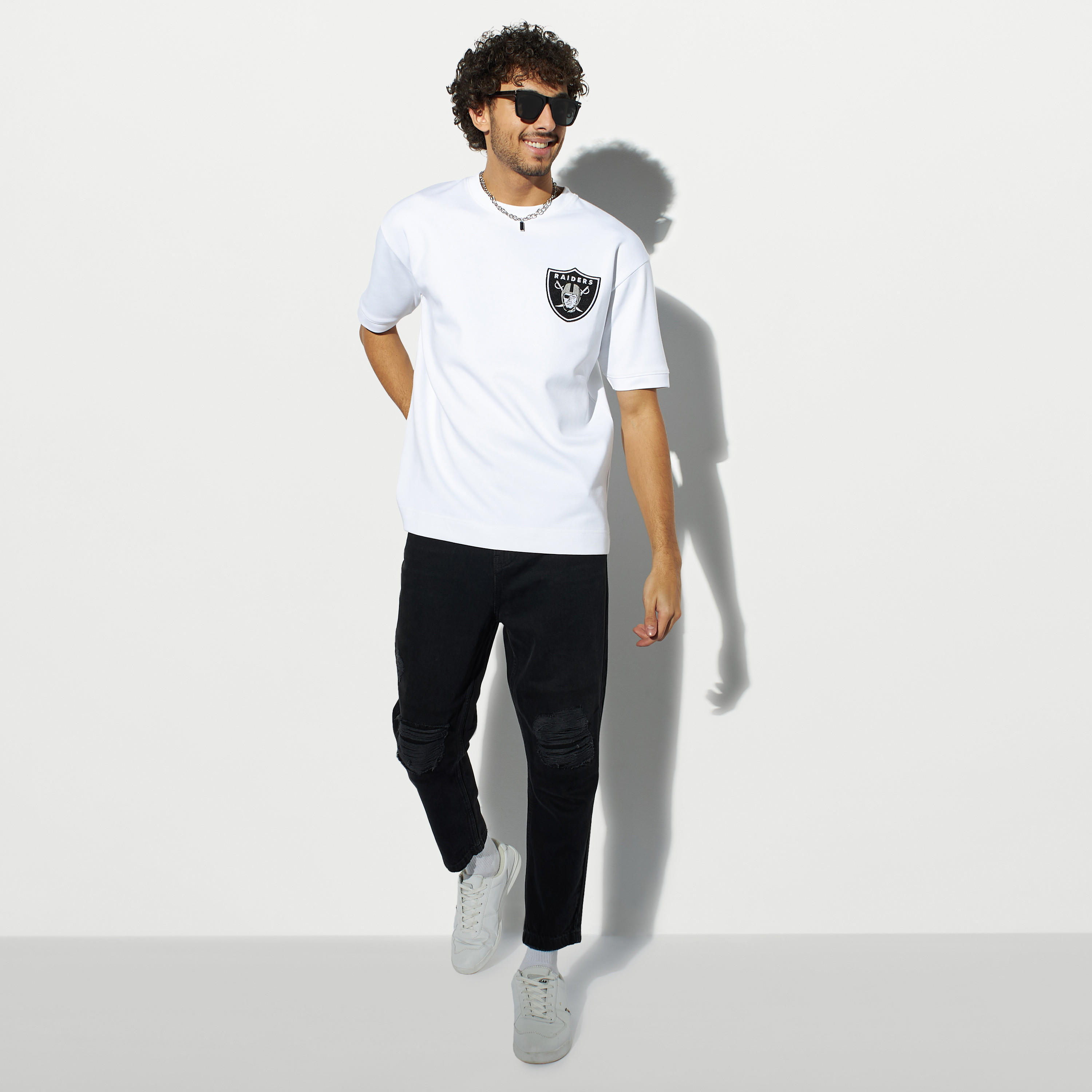 تيشيرت بياقة ضيّقة وأكمام قصيرة وطبعات-men-clothing-tshirtsandpolos-tshirts-image-2