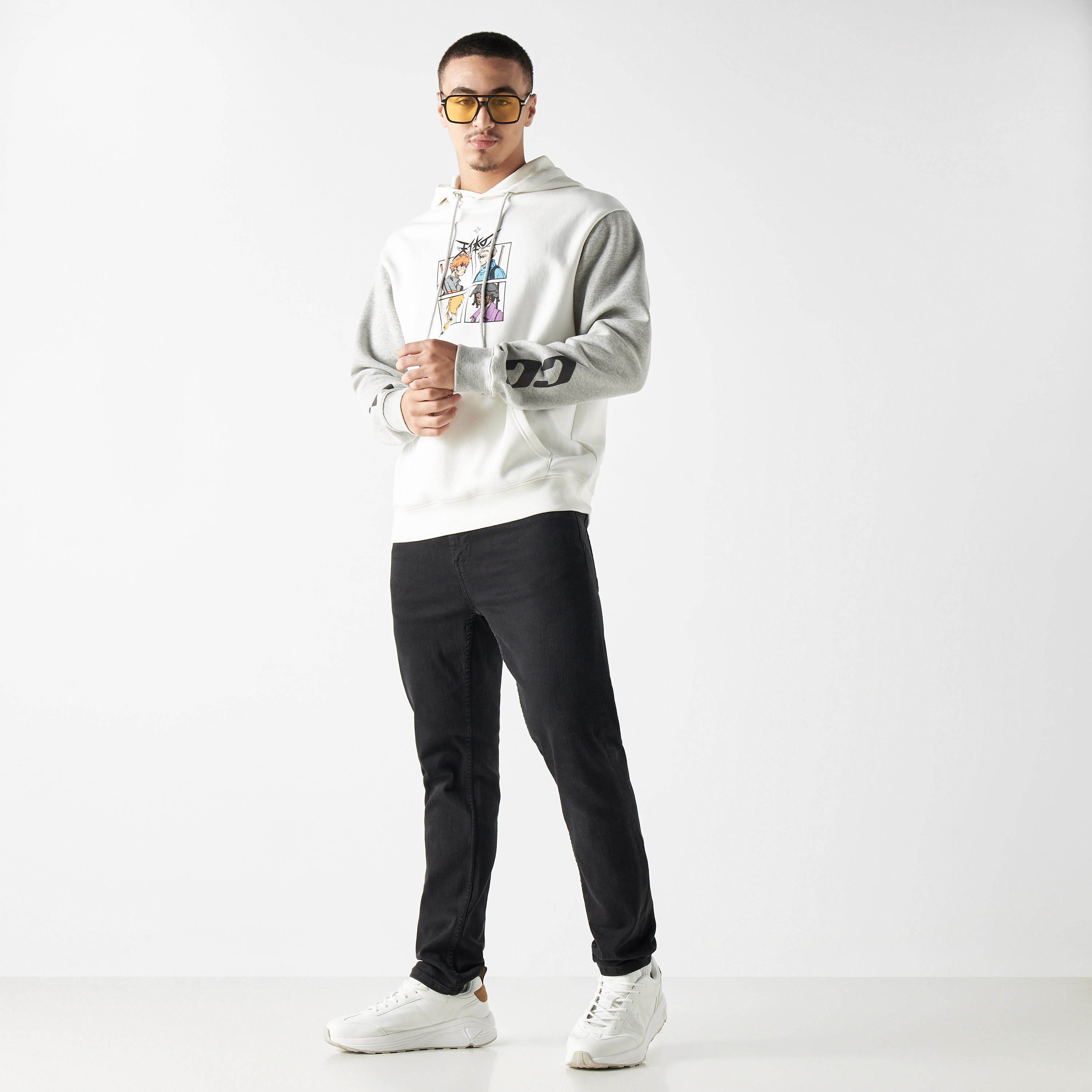 هودي بطبعات وأكمام طويلة وجيب كنغر-men-winterwear-hoodiesandsweatshirts-image-2