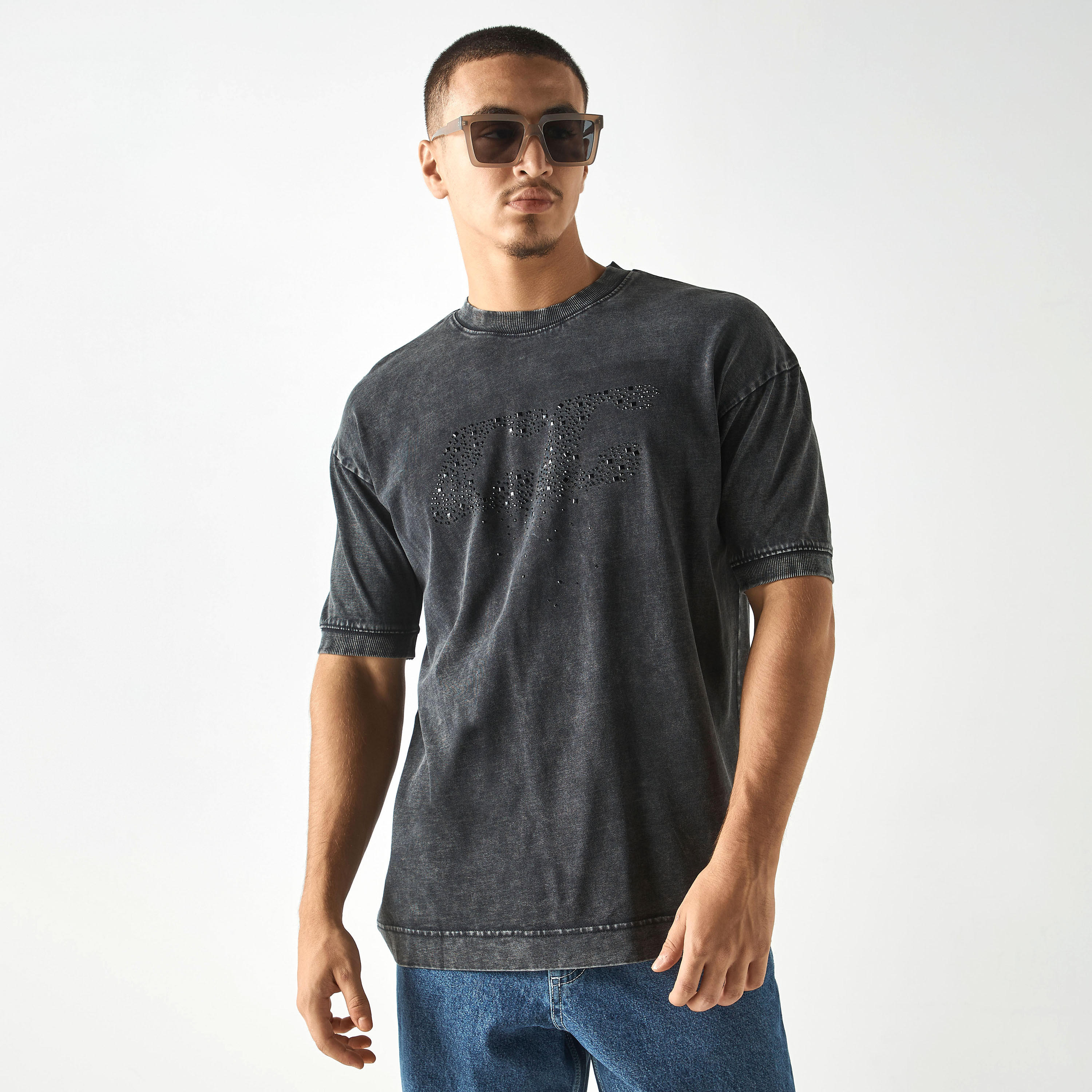 تيشيرت مزين بياقة ضيقة وأكمام قصيرة-men-clothing-tshirtsandpolos-tshirts-image-1