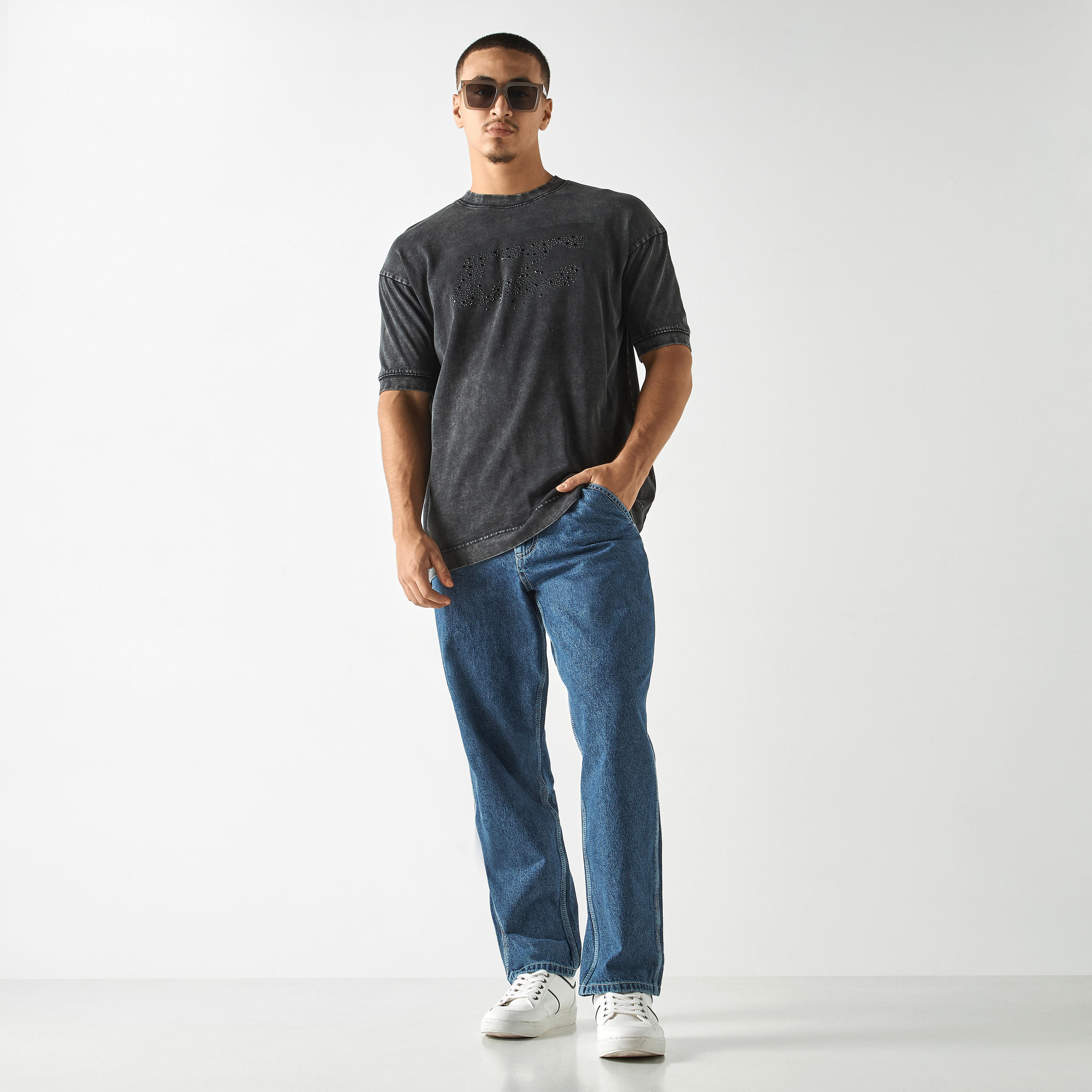 تيشيرت مزين بياقة ضيقة وأكمام قصيرة-men-clothing-tshirtsandpolos-tshirts-image-2