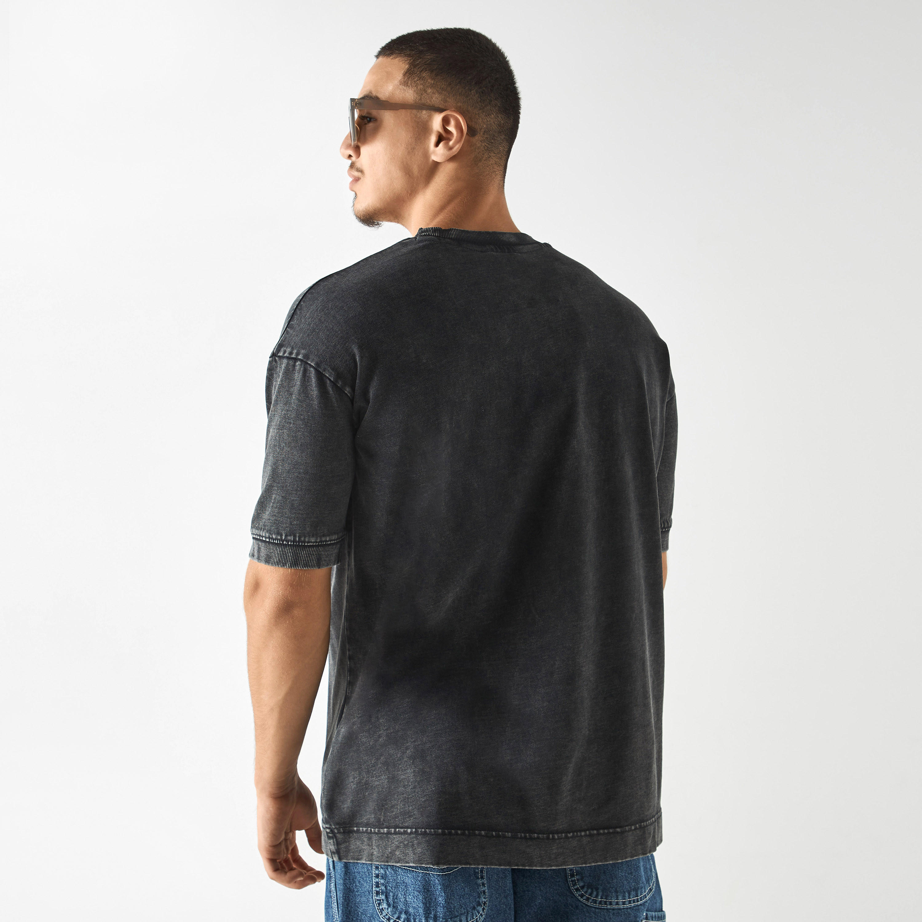 تيشيرت مزين بياقة ضيقة وأكمام قصيرة-men-clothing-tshirtsandpolos-tshirts-image-3