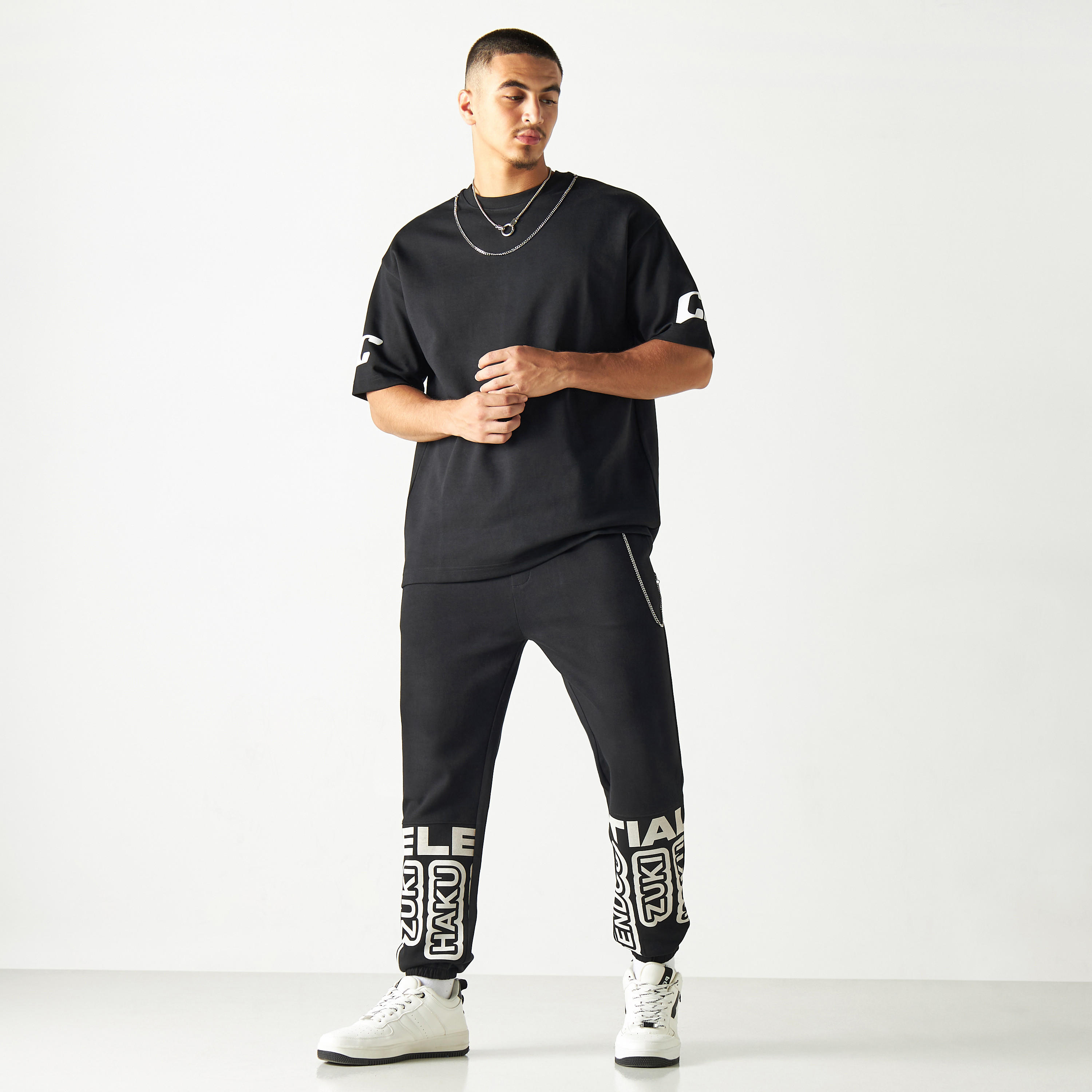 تيشيرت بياقة ضيّقة وأكمام قصيرة وطبعات-men-clothing-tshirtsandpolos-tshirts-image-2