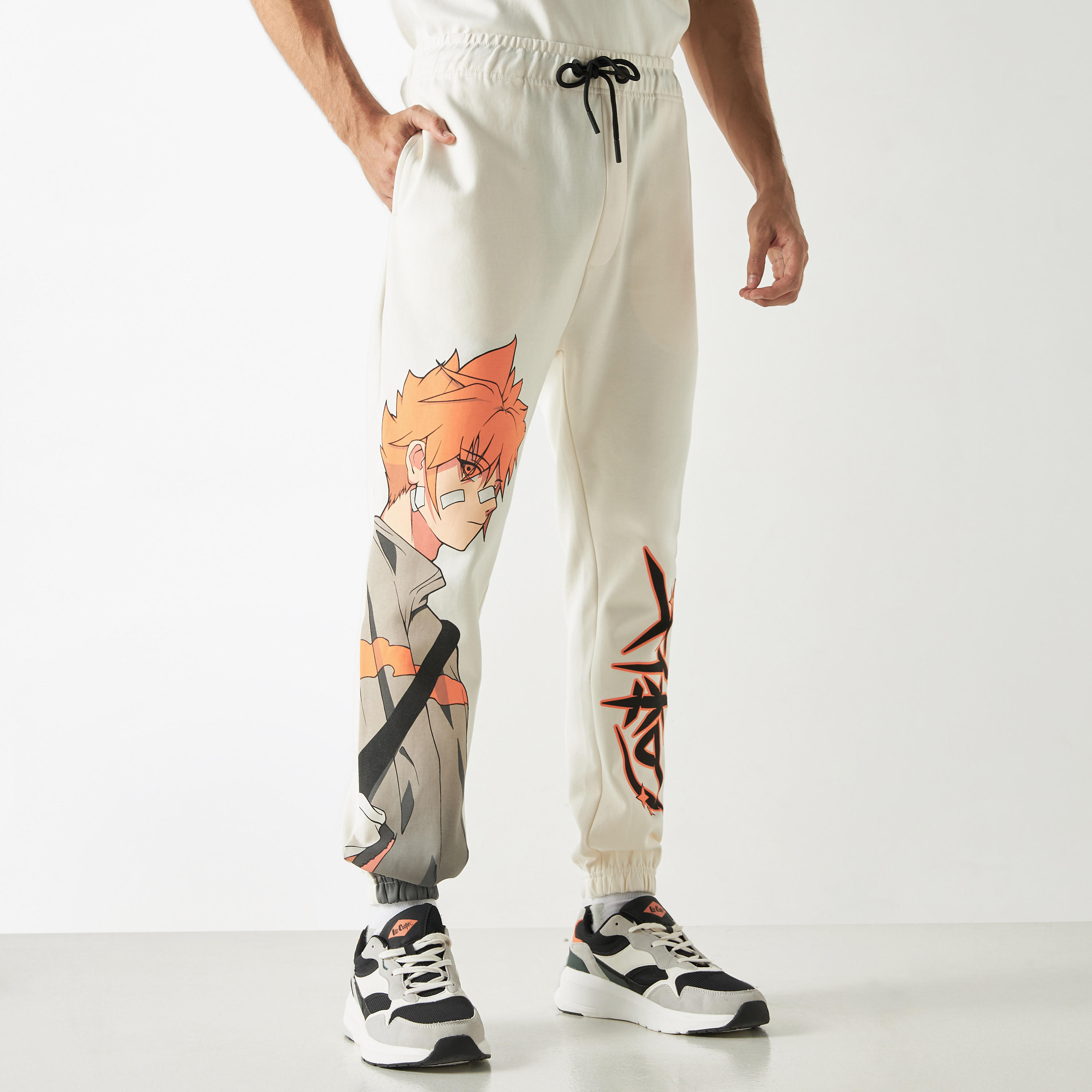 بنطلون رياضي برباط إغلاق وجيوب وطبعات-men-clothing-bottoms-joggers-image-1