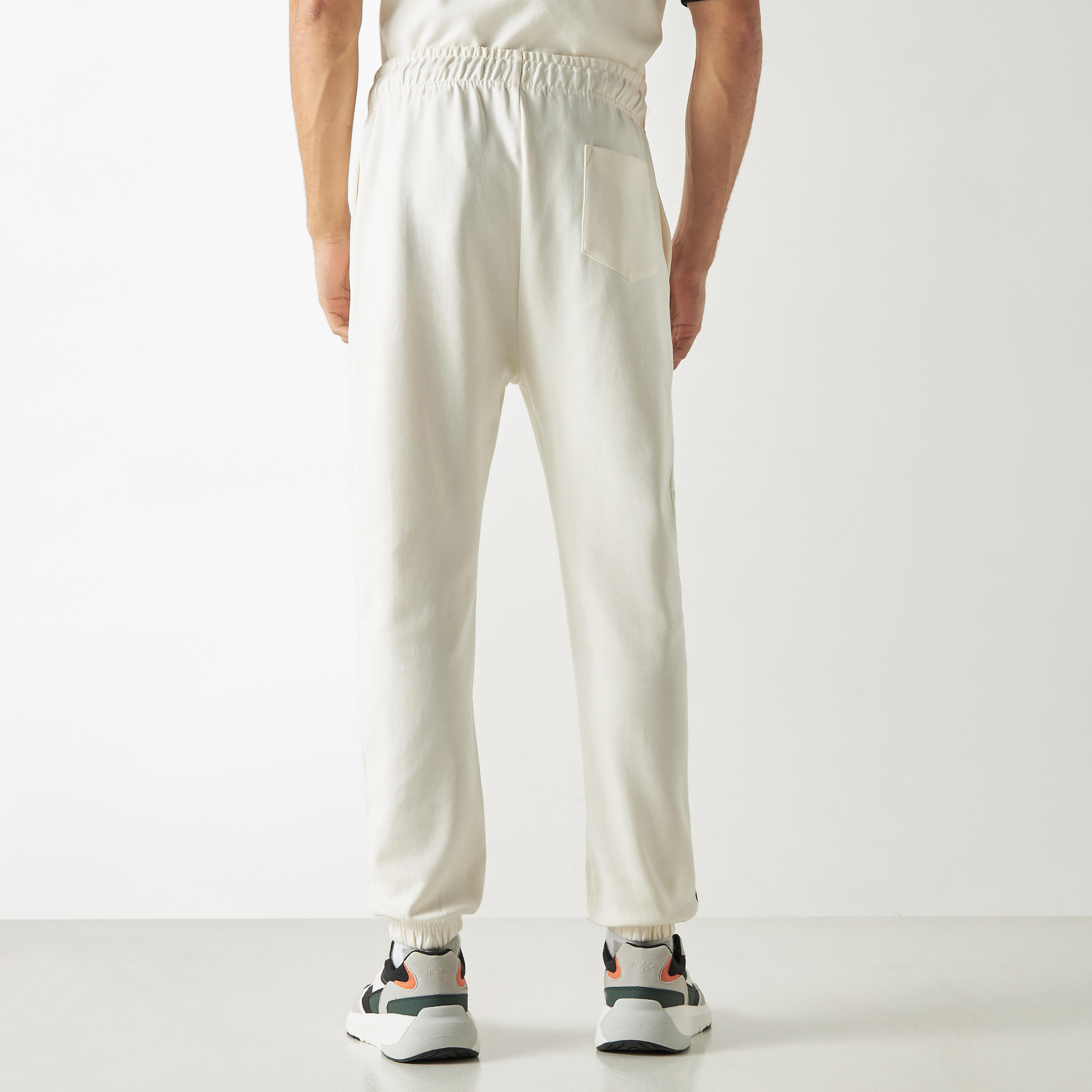 بنطلون رياضي برباط إغلاق وجيوب وطبعات-men-clothing-bottoms-joggers-image-3