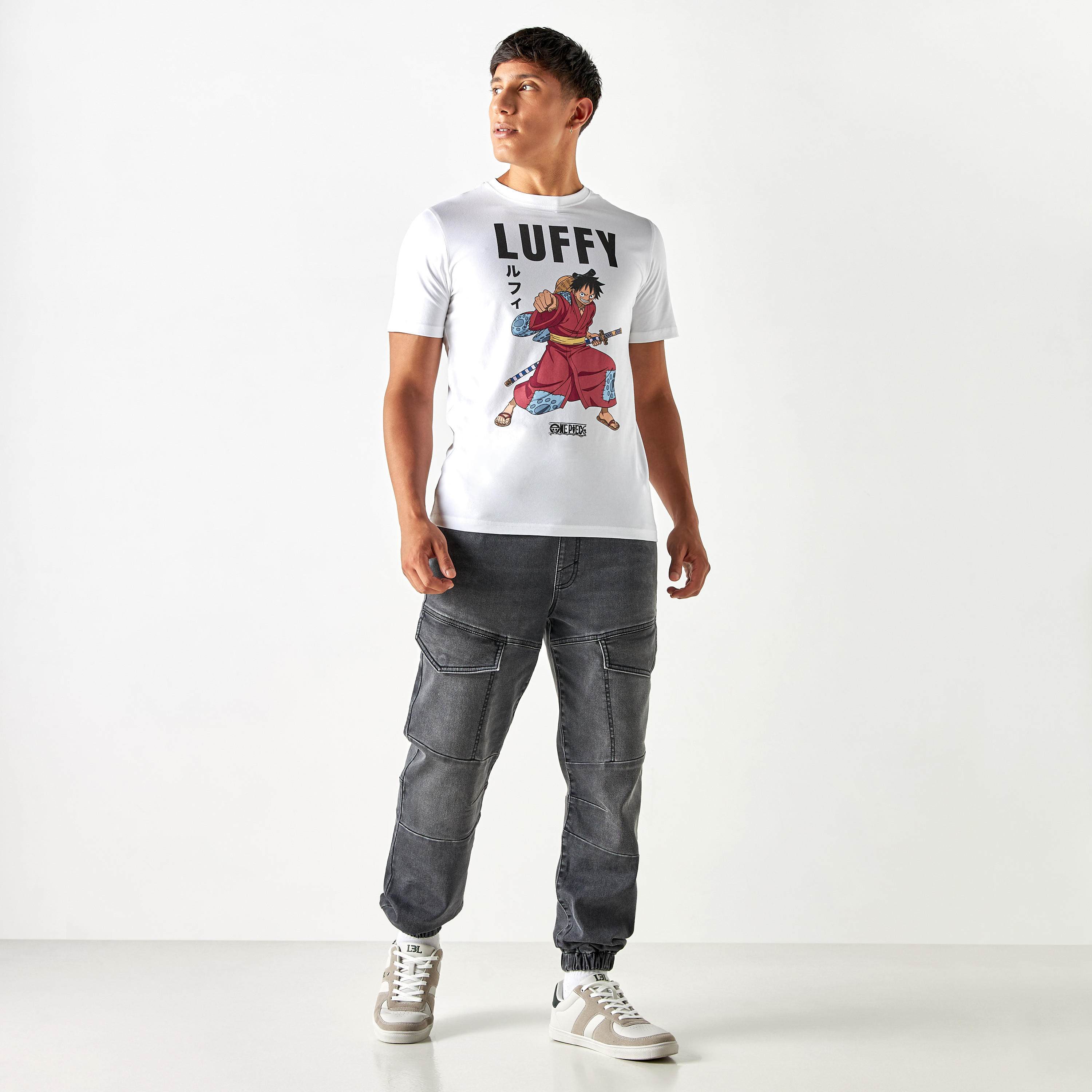تيشيرت بياقة ضيقة وأكمام قصيرة وطبعات-men-clothing-tshirtsandpolos-tshirts-image-2