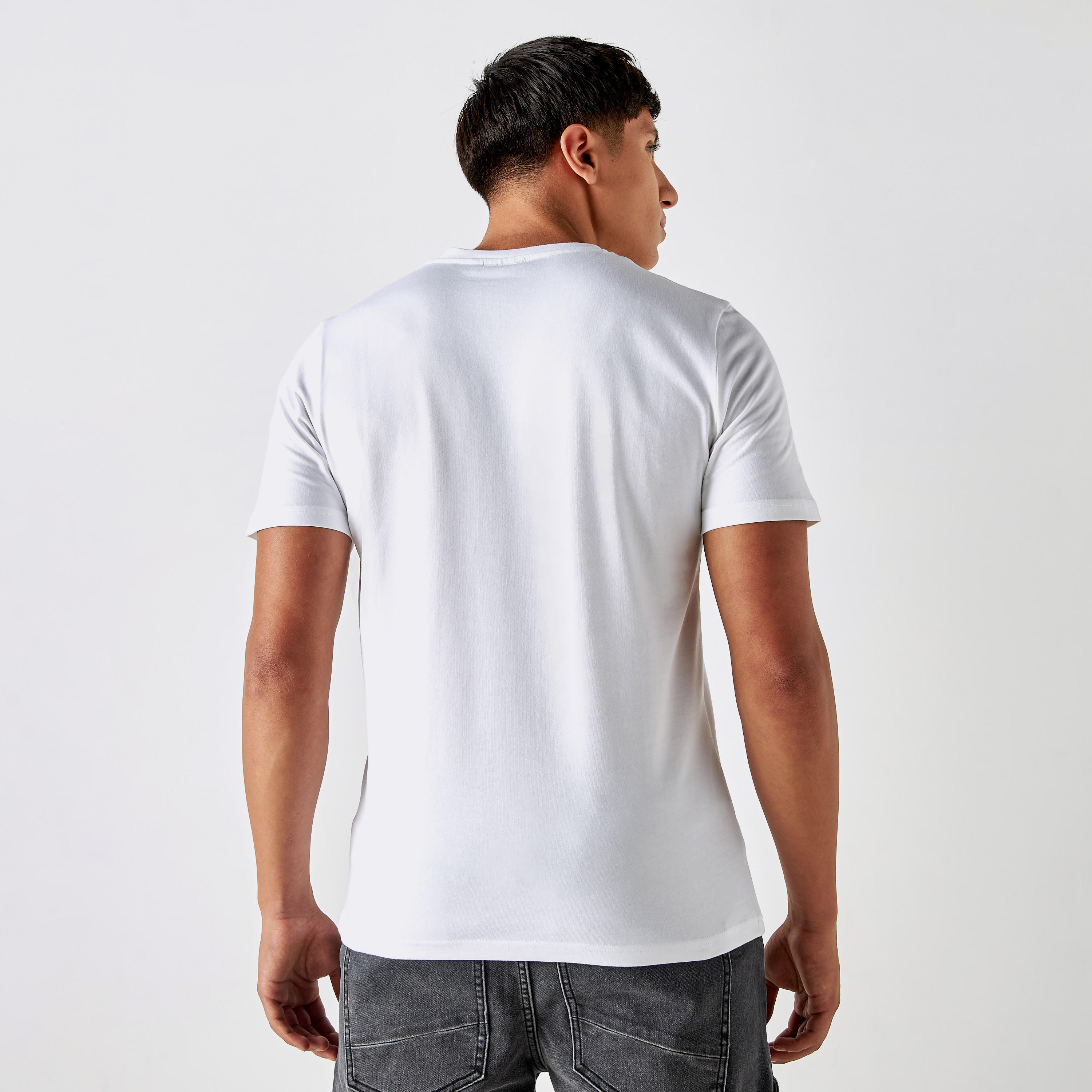 تيشيرت بياقة ضيقة وأكمام قصيرة وطبعات-men-clothing-tshirtsandpolos-tshirts-image-3