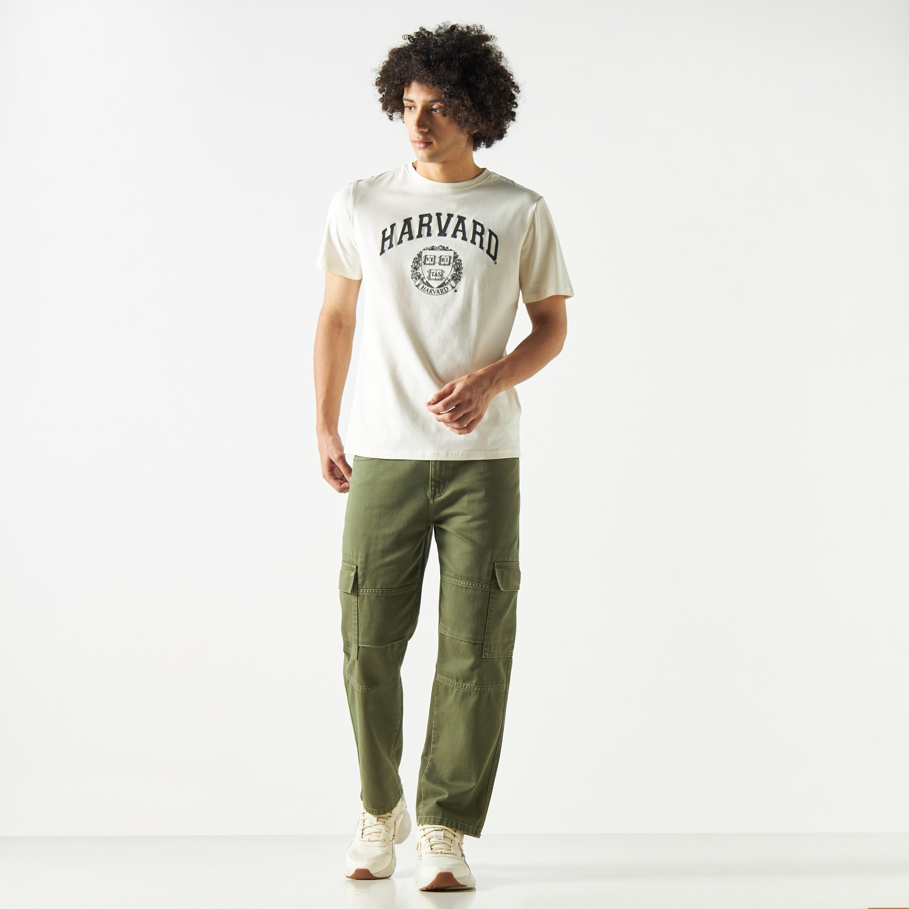 تيشيرت بياقة ضيقة وأكمام قصيرة بطبعات-men-clothing-tshirtsandpolos-tshirts-image-2