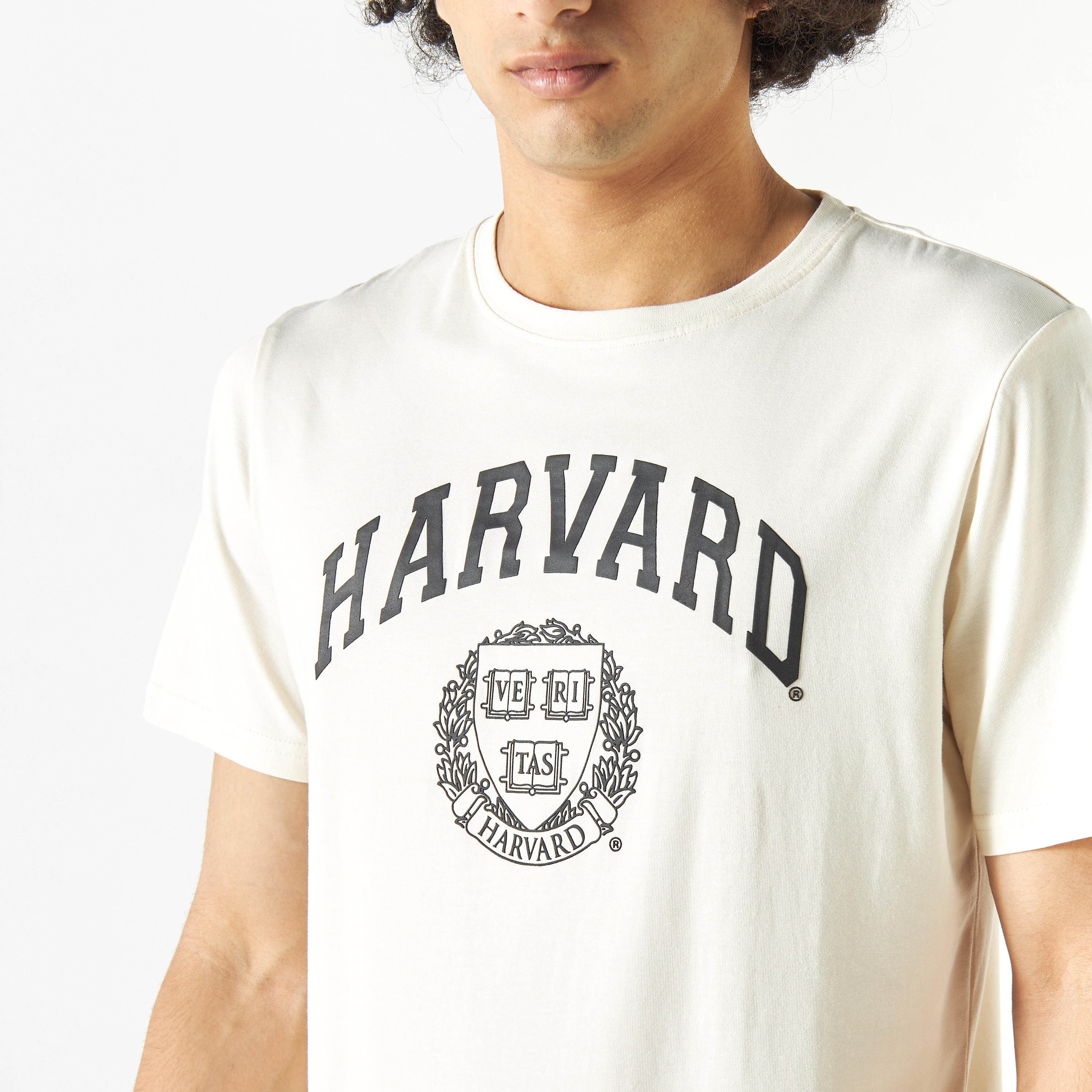تيشيرت بياقة ضيقة وأكمام قصيرة بطبعات-men-clothing-tshirtsandpolos-tshirts-image-4