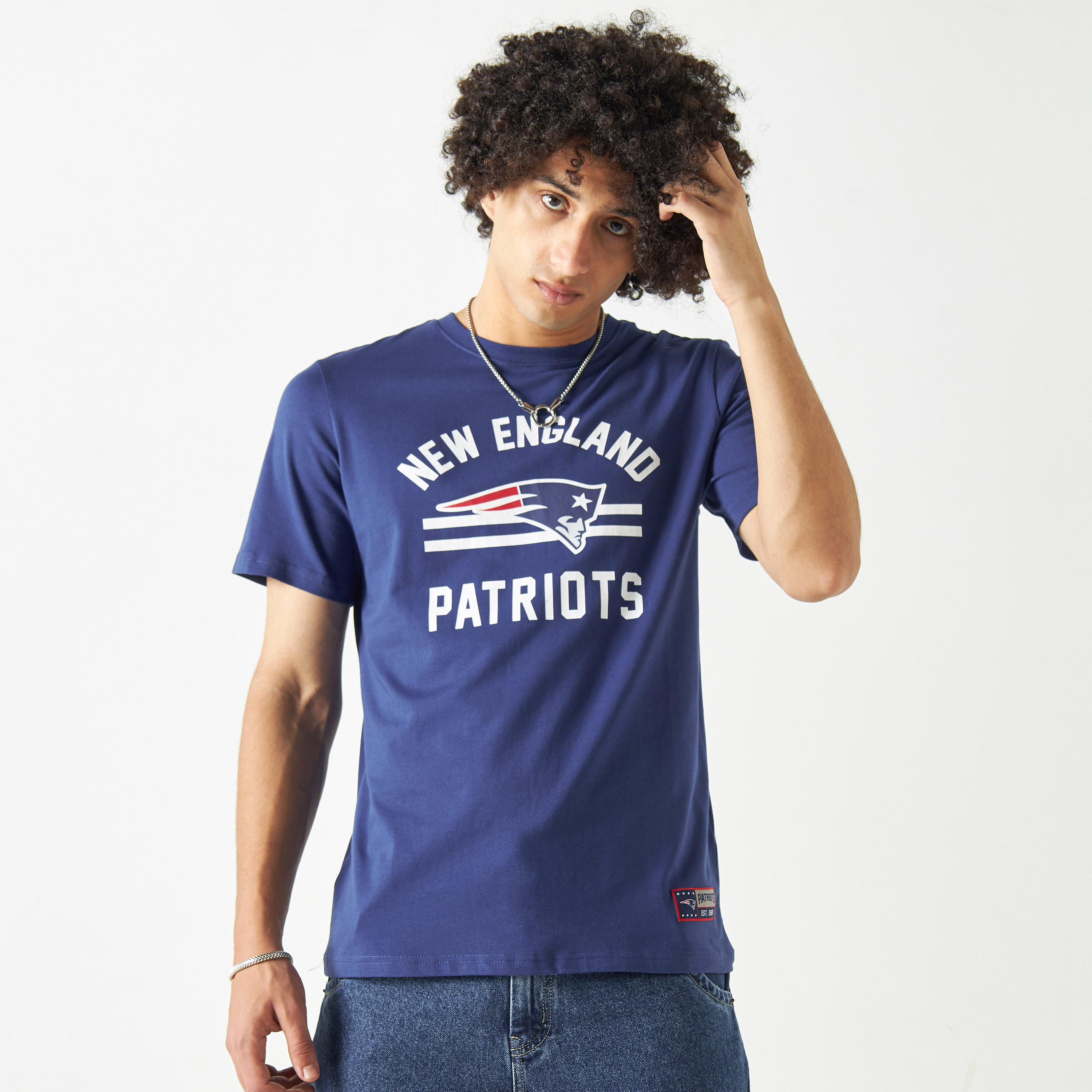 تيشيرت بياقة ضيقة وأكمام قصيرة وطبعات نيو إنغلاند باتريوتس-men-clothing-tshirtsandpolos-tshirts-image-1