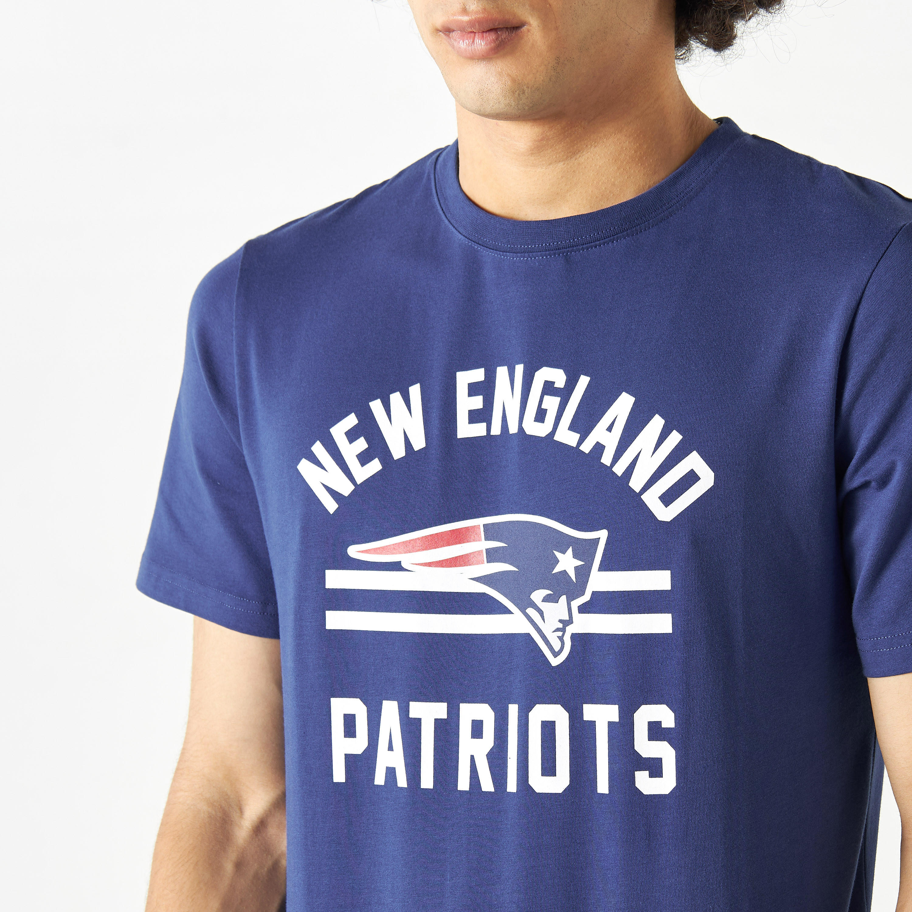 تيشيرت بياقة ضيقة وأكمام قصيرة وطبعات نيو إنغلاند باتريوتس-men-clothing-tshirtsandpolos-tshirts-image-4