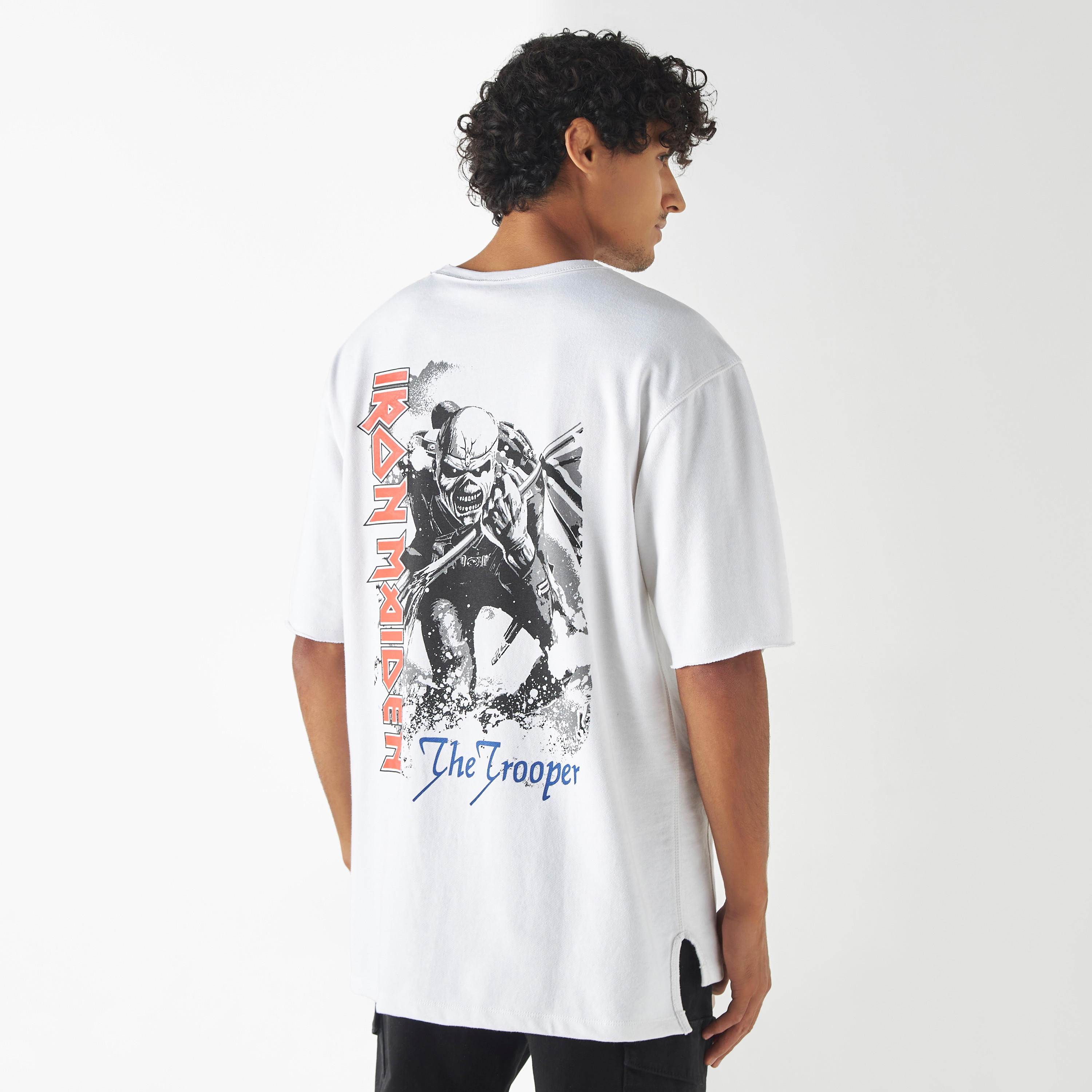 تيشيرت بياقة ضيقة وأكمام قصيرة وطبعات آيرون ميدن-men-clothing-tshirtsandpolos-tshirts-image-1