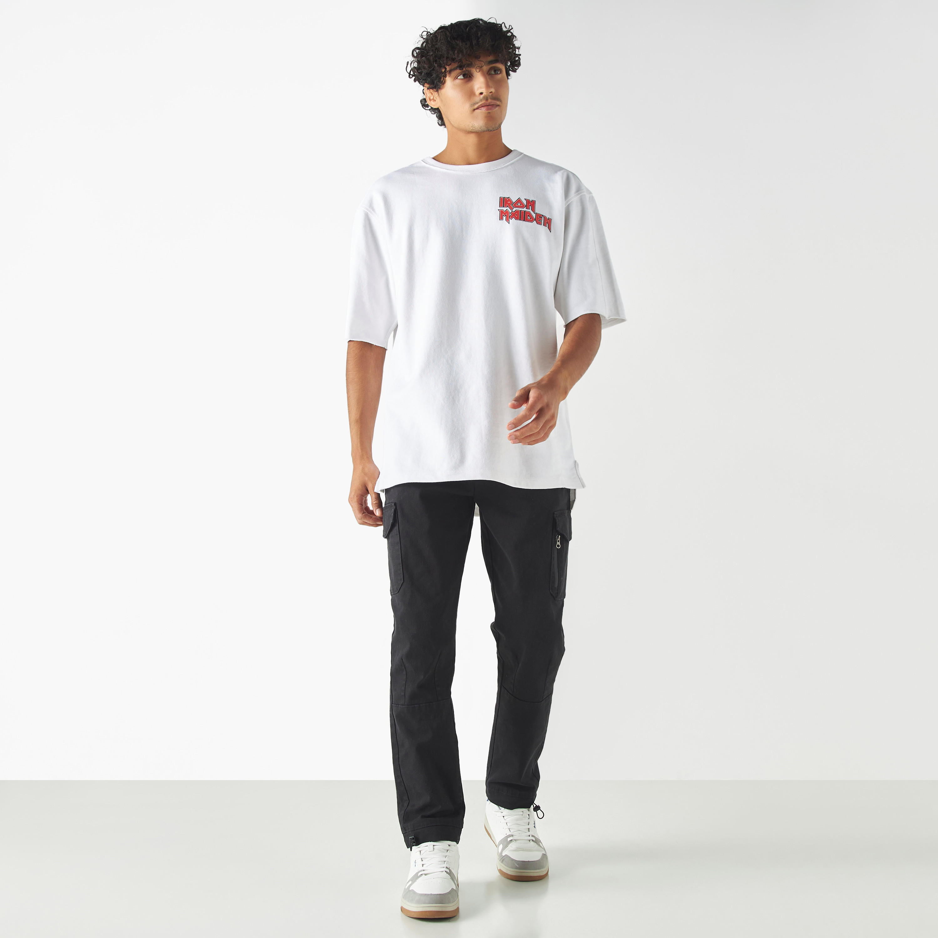 تيشيرت بياقة ضيقة وأكمام قصيرة وطبعات آيرون ميدن-men-clothing-tshirtsandpolos-tshirts-image-2
