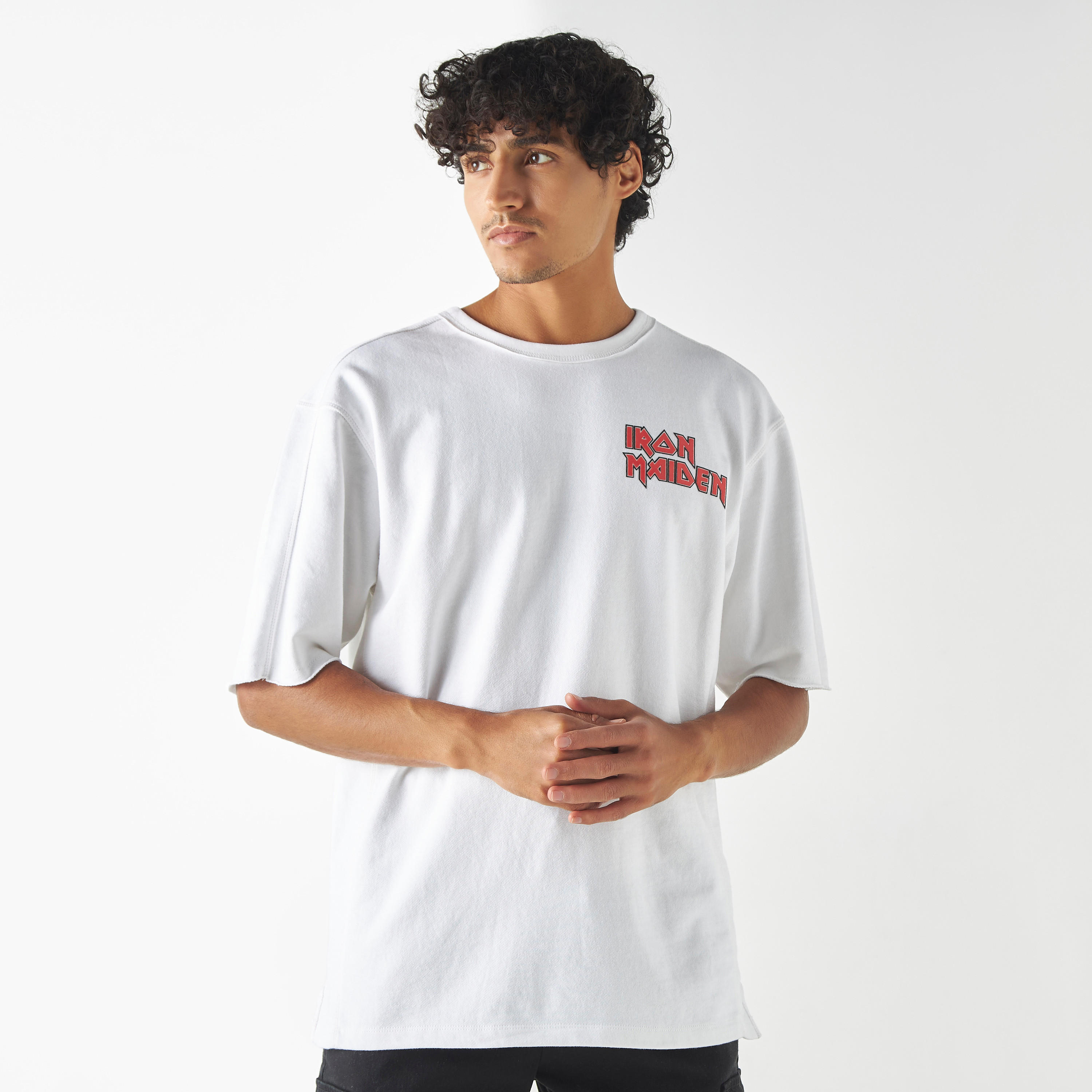 تيشيرت بياقة ضيقة وأكمام قصيرة وطبعات آيرون ميدن-men-clothing-tshirtsandpolos-tshirts-image-3