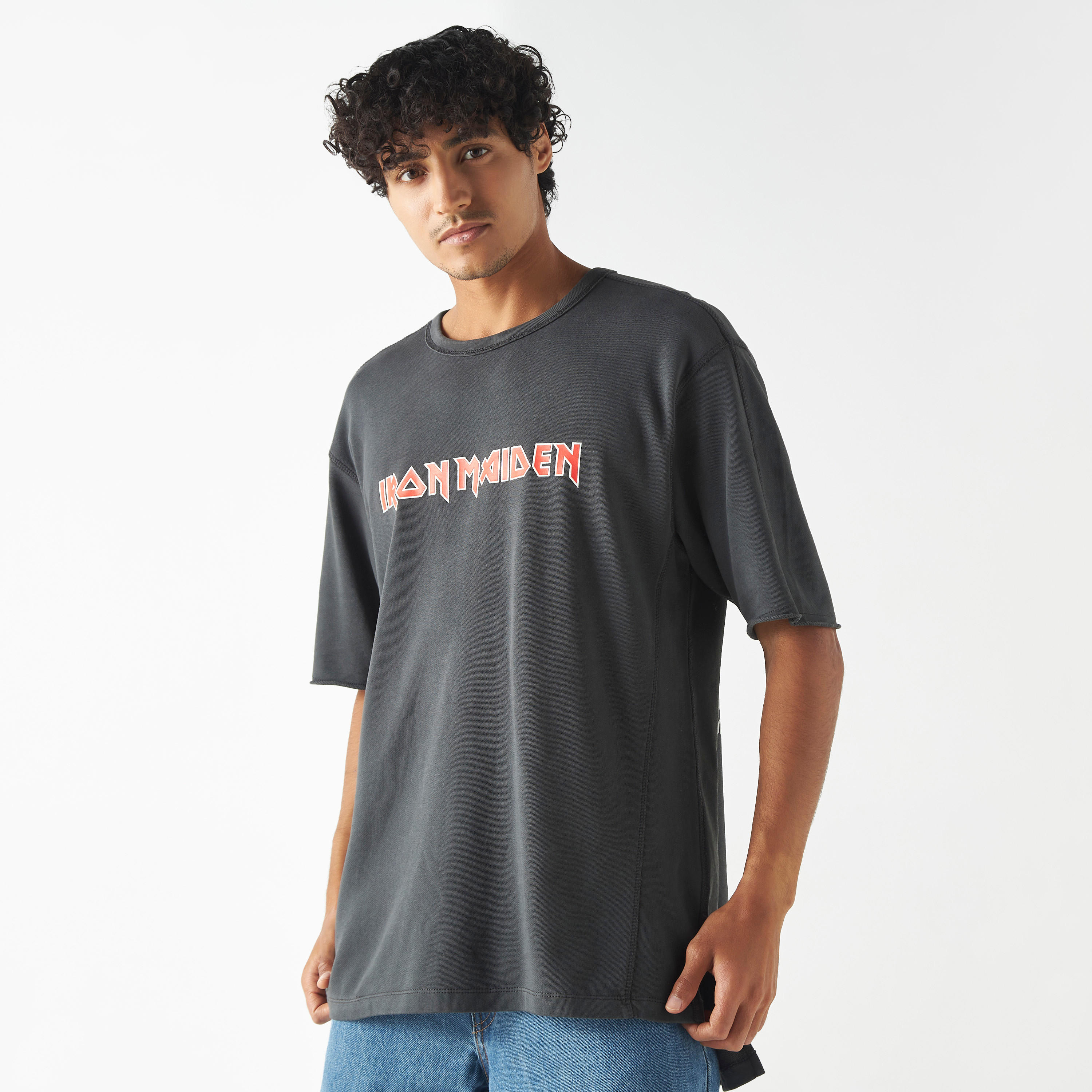 تيشيرت بياقة ضيقة وأكمام قصيرة وطبعات آيرون ميدن-men-clothing-tshirtsandpolos-tshirts-image-5