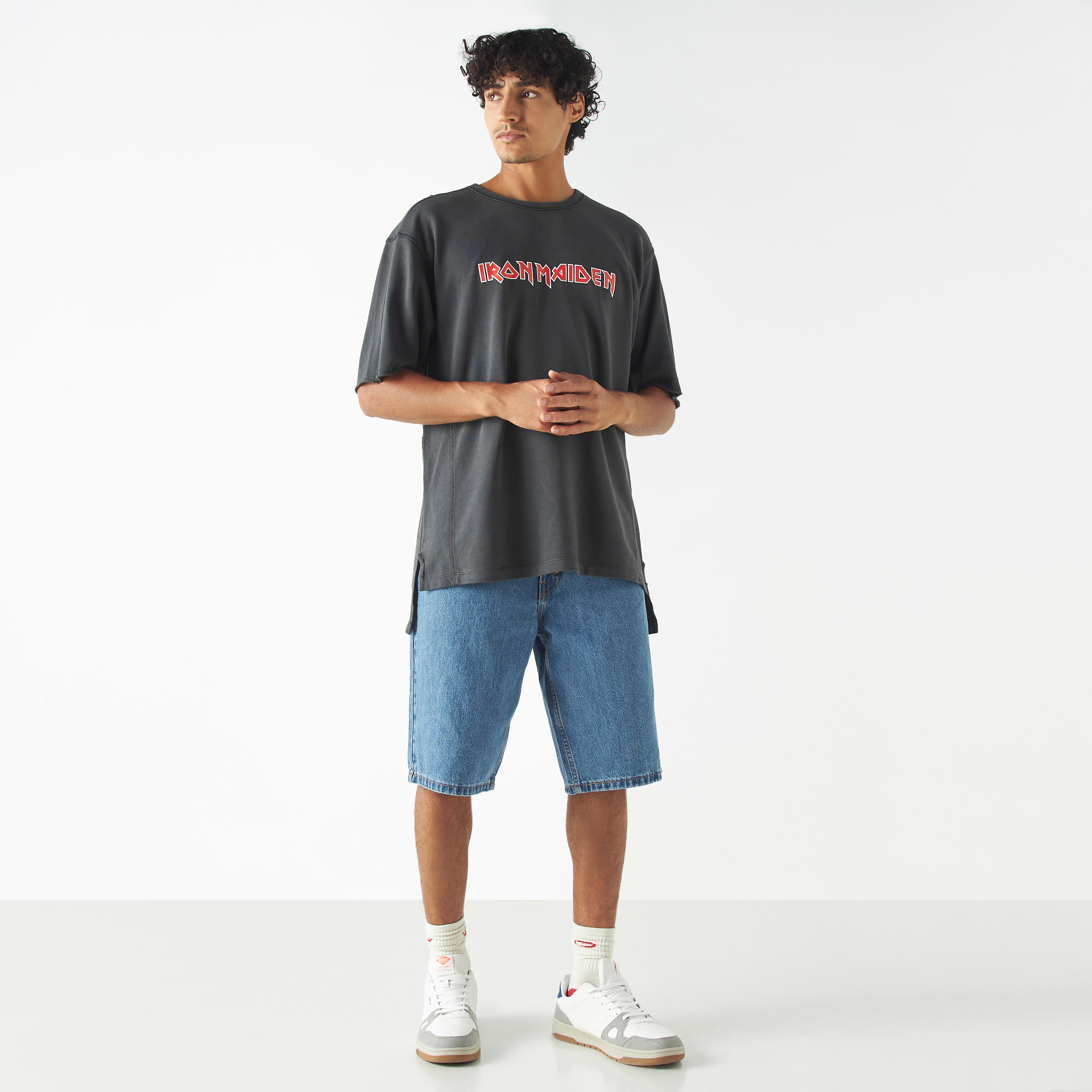 تيشيرت بياقة ضيقة وأكمام قصيرة وطبعات آيرون ميدن-men-clothing-tshirtsandpolos-tshirts-image-6
