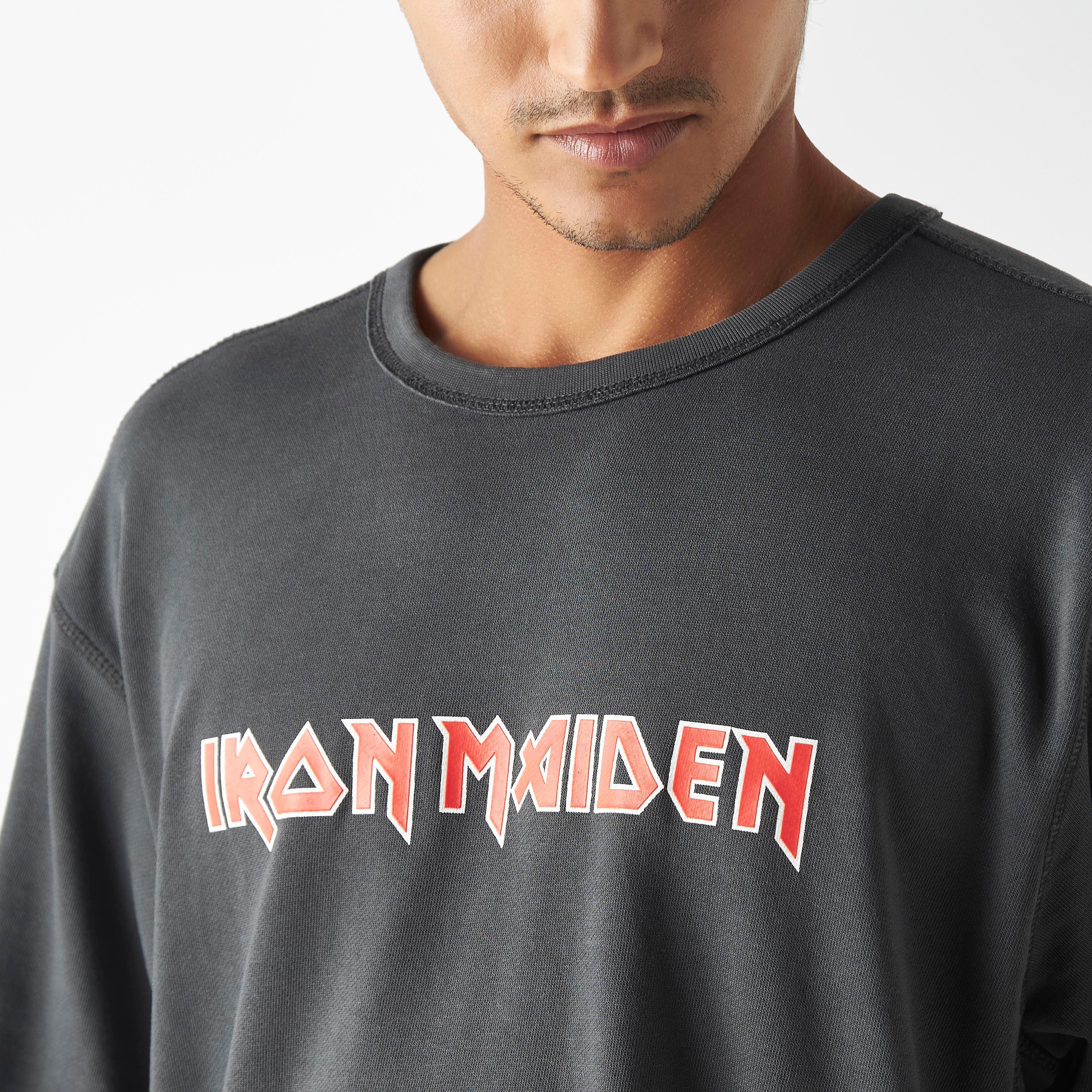 تيشيرت بياقة ضيقة وأكمام قصيرة وطبعات آيرون ميدن-men-clothing-tshirtsandpolos-tshirts-image-7