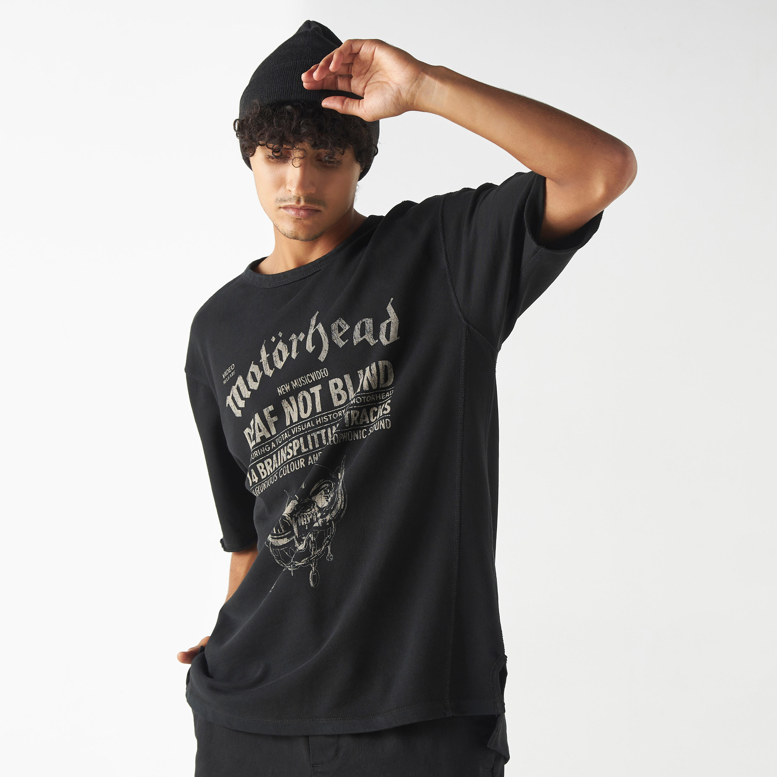 تيشيرت بياقة ضيقة وأكمام قصيرة وطبعات آيرون ميدن-men-clothing-tshirtsandpolos-tshirts-image-9