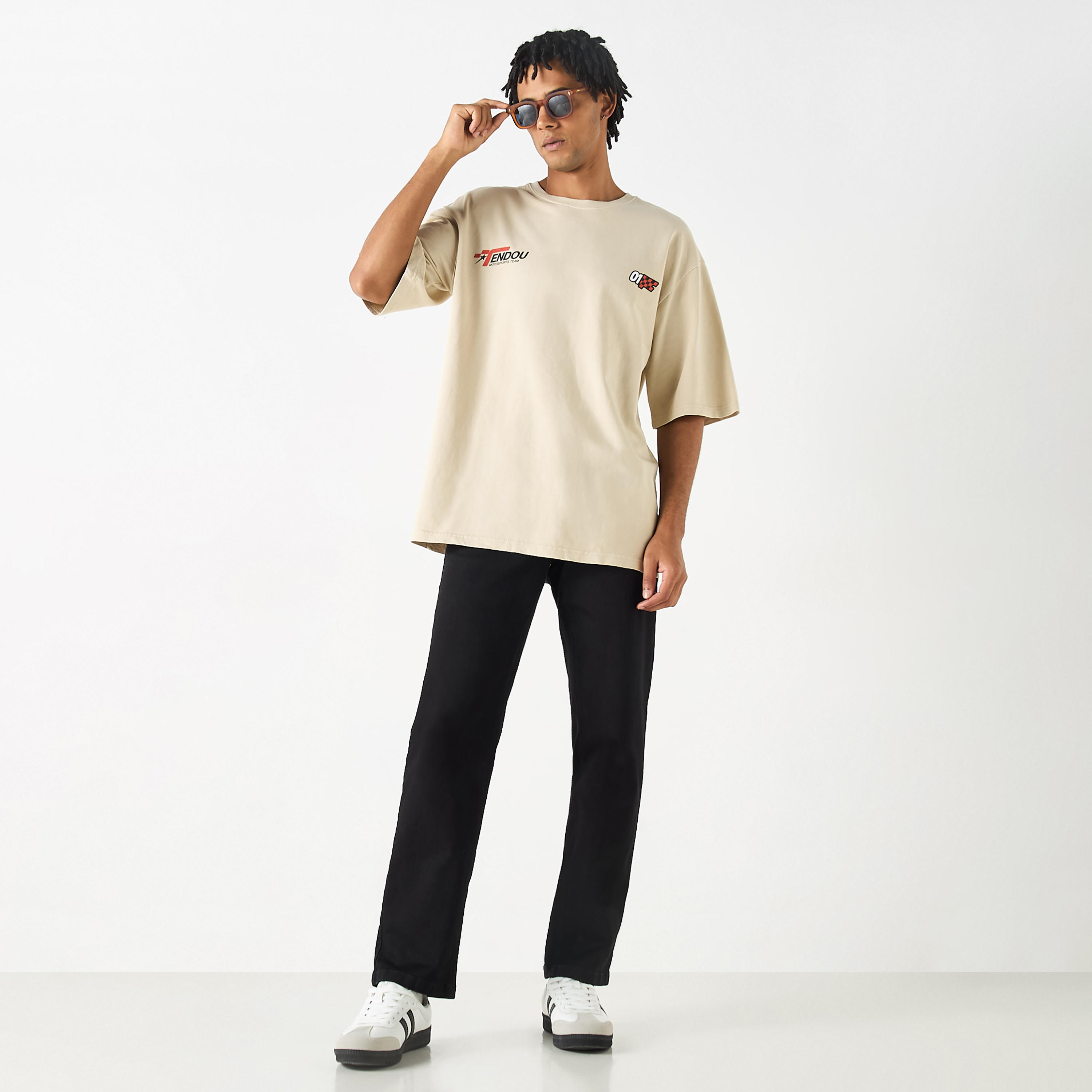 تيشيرت بِياقة ضيقة وأكمام قصيرة وطبعات-men-clothing-tshirtsandpolos-tshirts-image-2